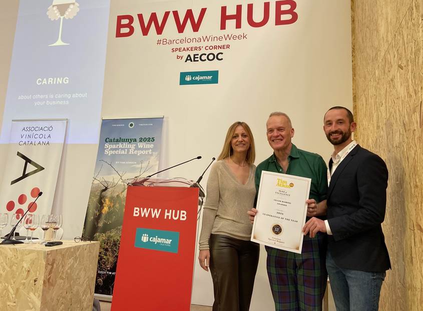 El celler Masroig recollint el guardó a Millor Celler Cooperatiu de la mà del crític Tim Atkin en el marc del 'Catalan Wine Special Report 2025' / Cedida