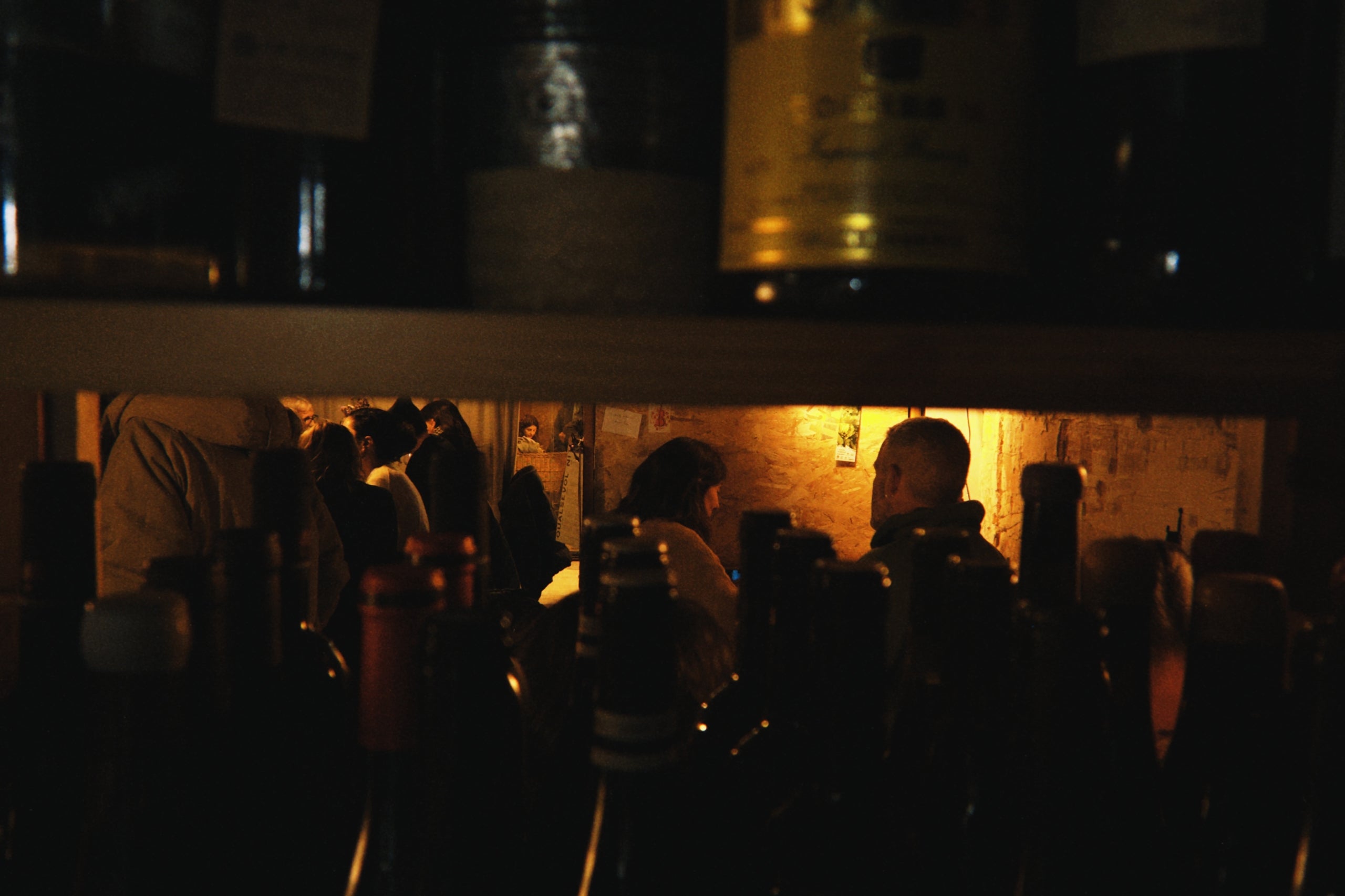 Imatge d'una de les estanteries de vins del restaurant Terra la Garriga / cedida