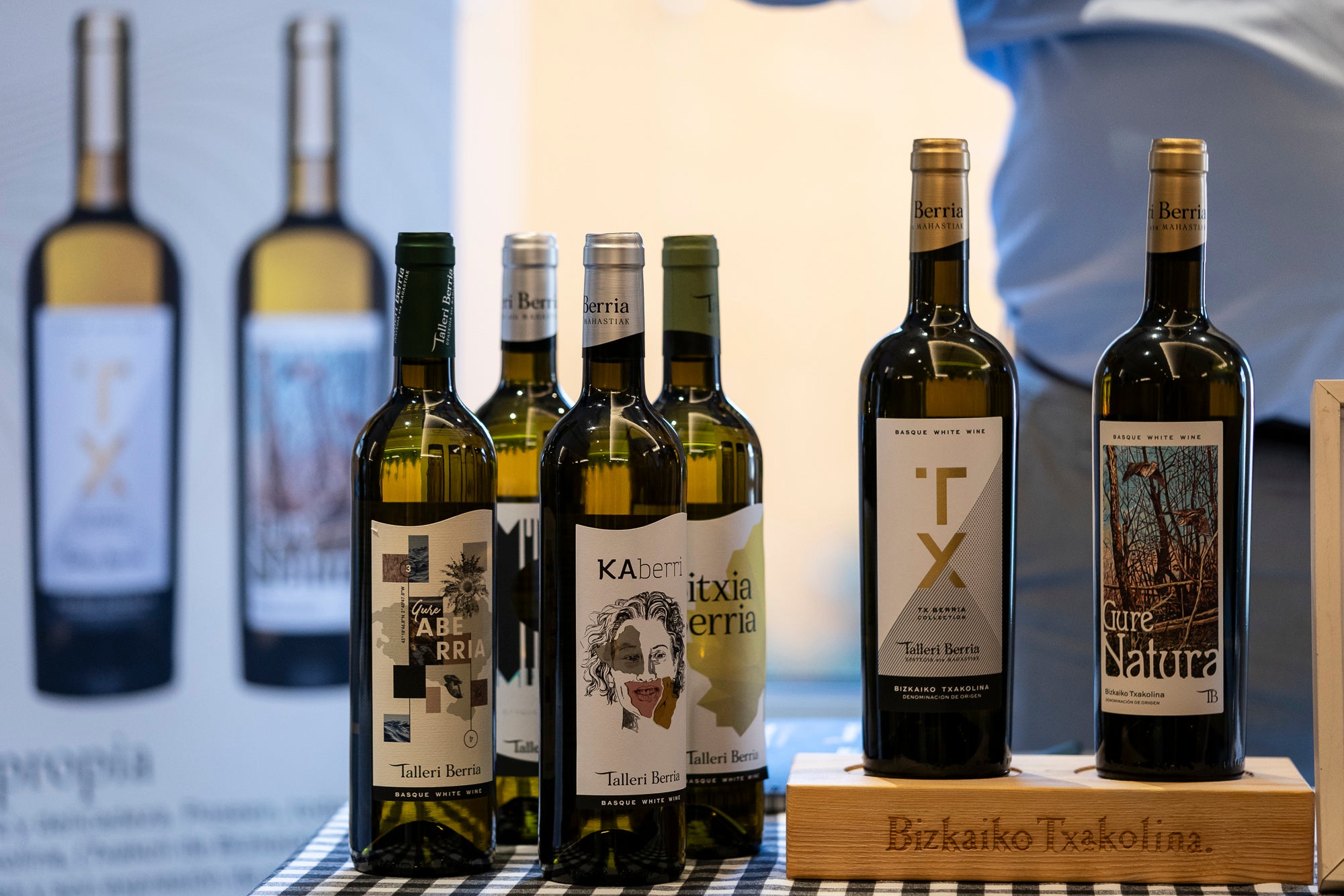 Imatge d'algunes de les ampolles de txacolí en el showroom organitzat per la DO Bizkaiko Txakolina / Mireia Comas