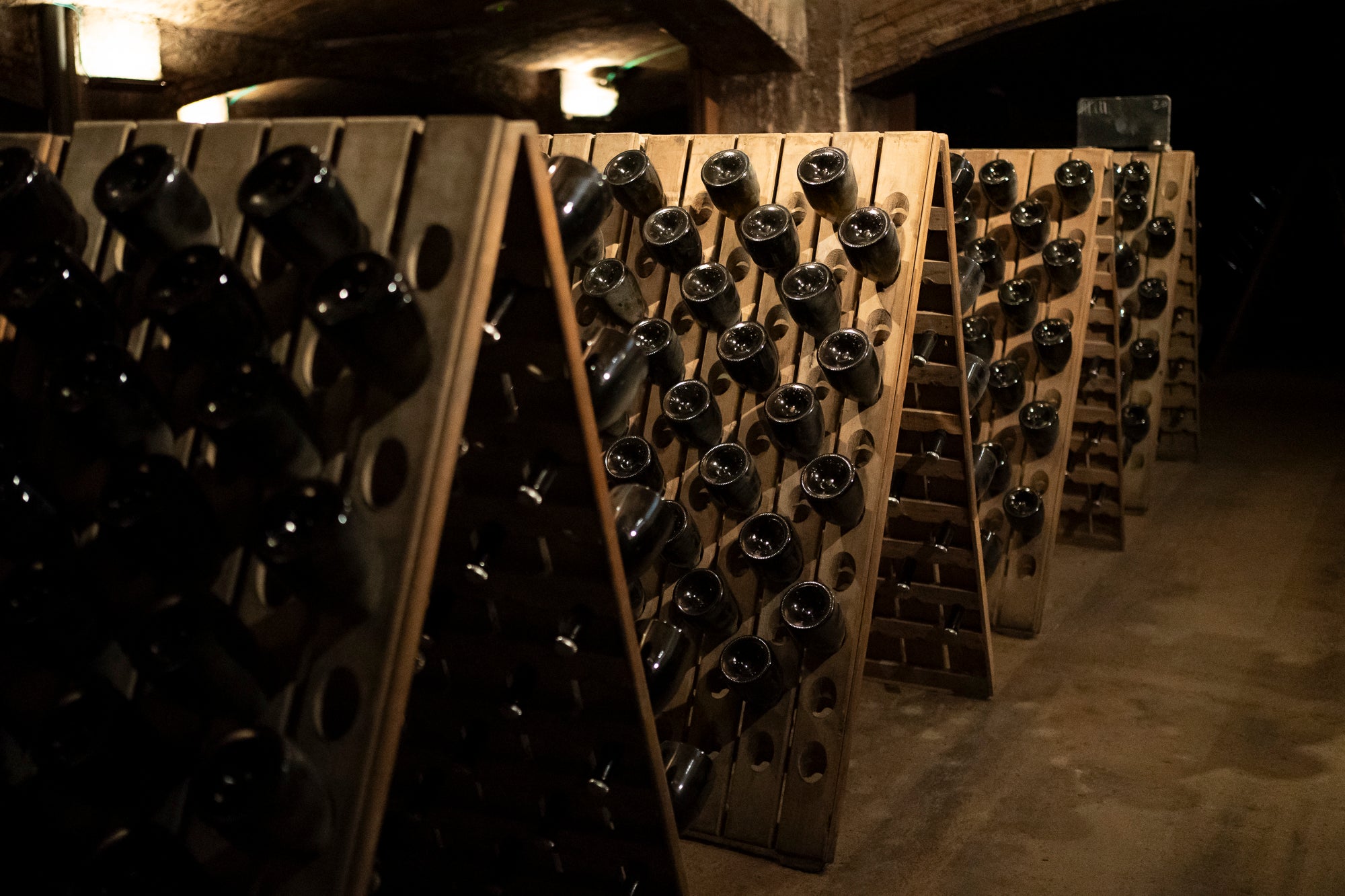 Imatge d'algunes ampolles de cava de Juvé&Camps durant la segona fermentació / Mireia Comas
