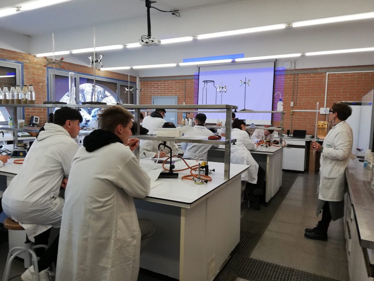 Imagen de algunos alumnos en el laboratorio de la Escuela Agraria de Viticultura y Enología Mercè Rossell i Domènech / Cedida