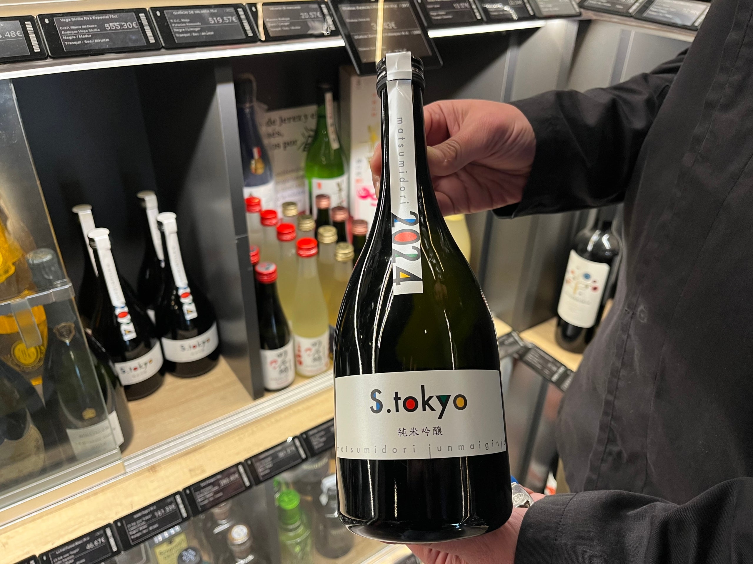 Imatge d'una de les ampolles de sake de la botiga de Carviresa a Barcelona / J.C.