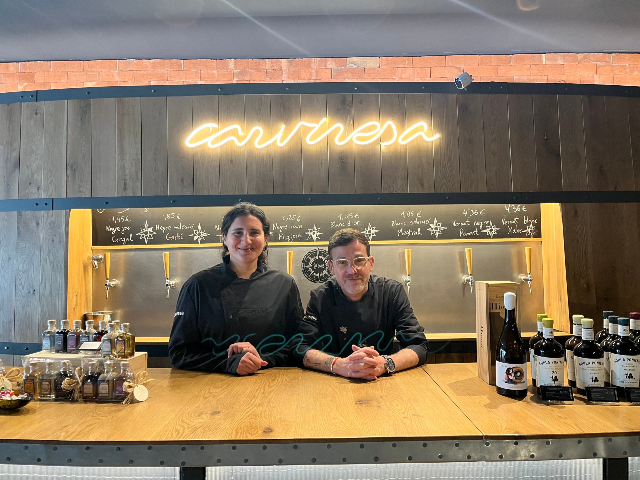 Belen Santinon, enòloga i treballadora i Felipe Urbano, sommelier i treballador de la botiga de Carviresa a Barcelona / J.C.