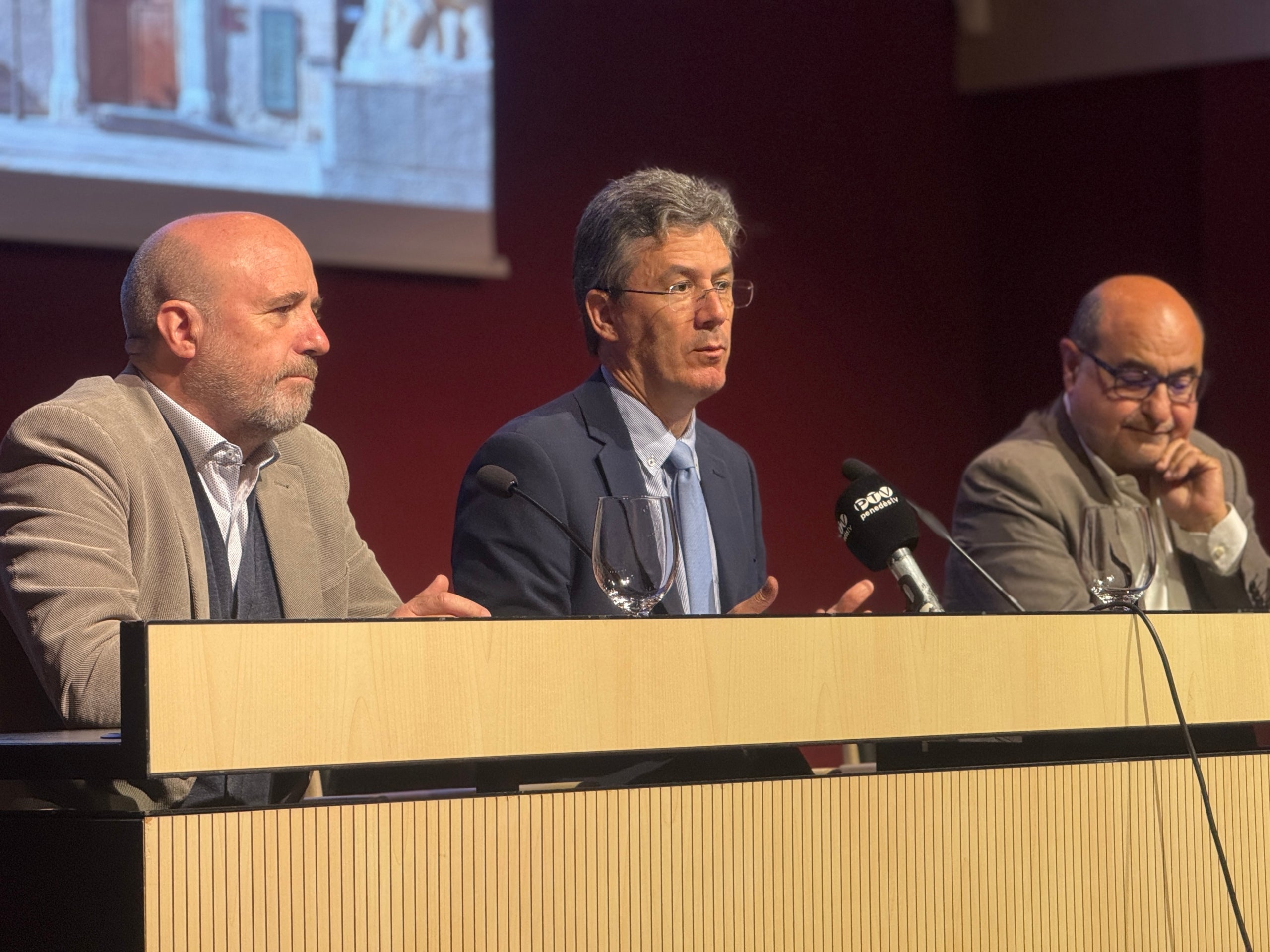 L'alcalde de Vilafranca, Francisco Romero, l'expresident del Vinseum, Joan Tarrada i el nou president, Raimon Olivella / Cedida