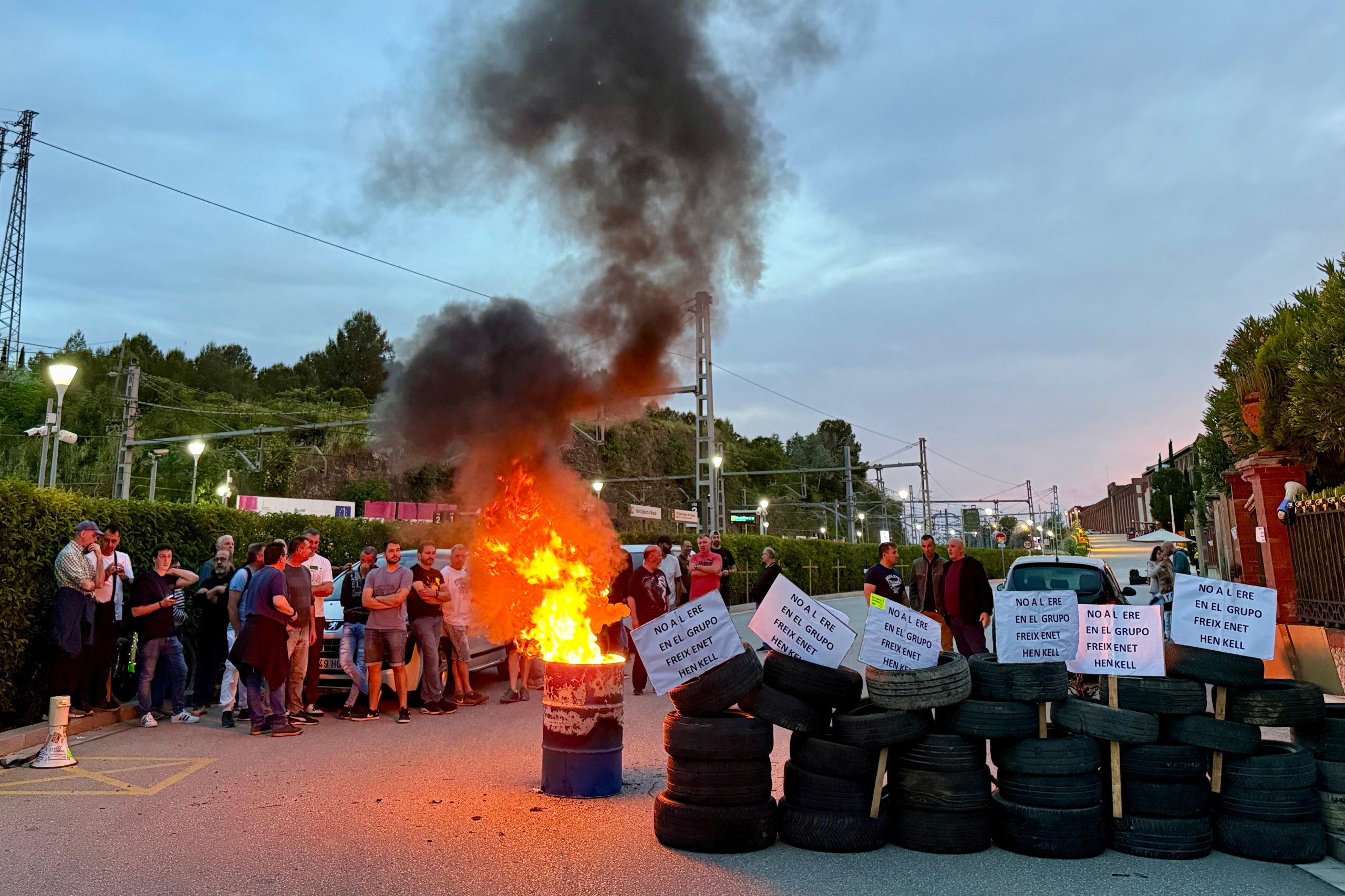 Treballadors de Freixenet bloquegen l'accés a la seu de l'empresa, en l'inici de la vaga contra l'ERO presentat per la direcció de la companyia / ACN (Jordi Pujolar)