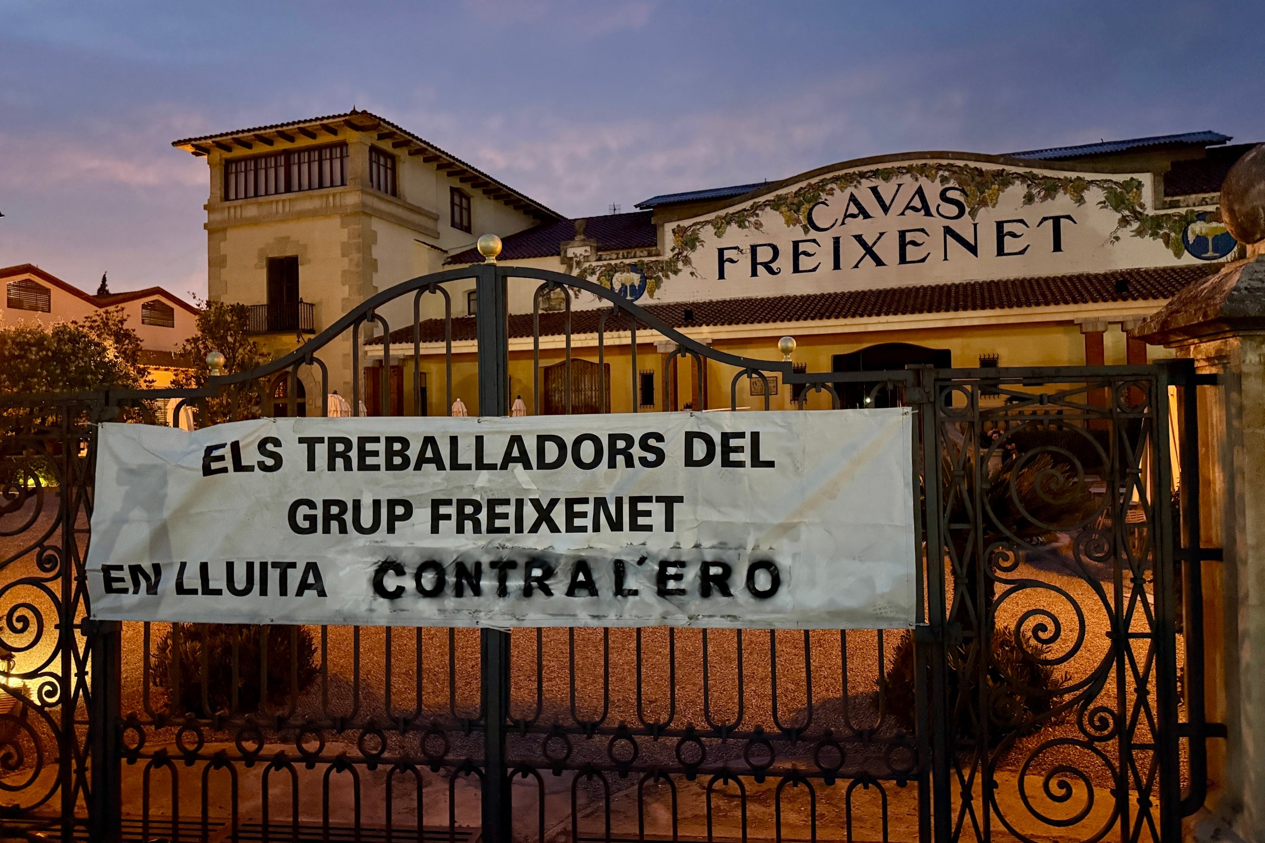 Pancarta reivindicativa contra l'ERO de Freixenet, a la porta principal de l'empresa / ACN (Jordi Pujolar)