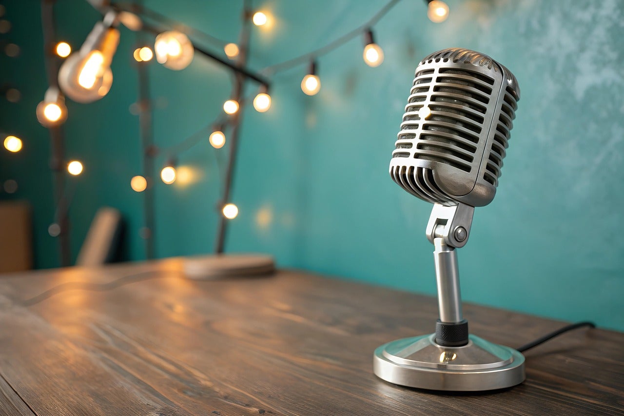 Imatge d'un antic micròfon de ràdio / Pixabay