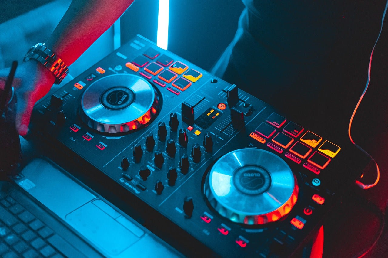 Imatge d'una taula per punxar discs / Pixabay