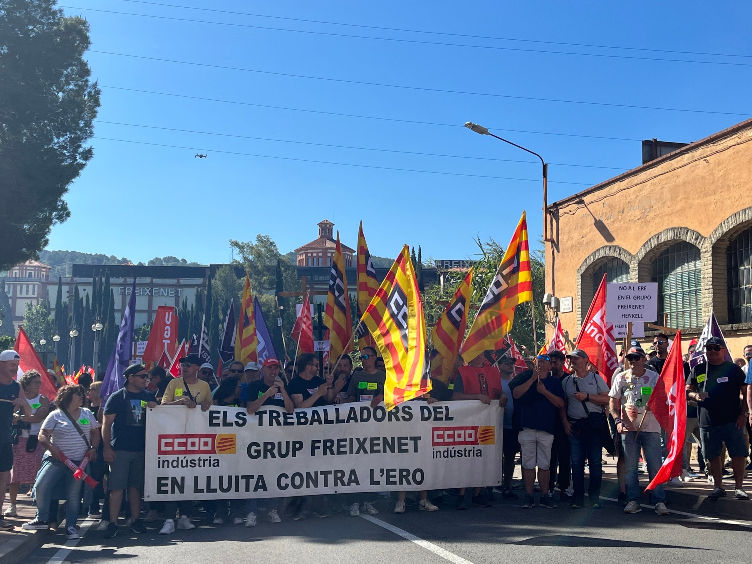 Pancarta de Comissions Obreres contra l'ERO de Freixenet durant la segona jornada de la vaga dels treballadors de l'empresa vitivinícola / J.C.