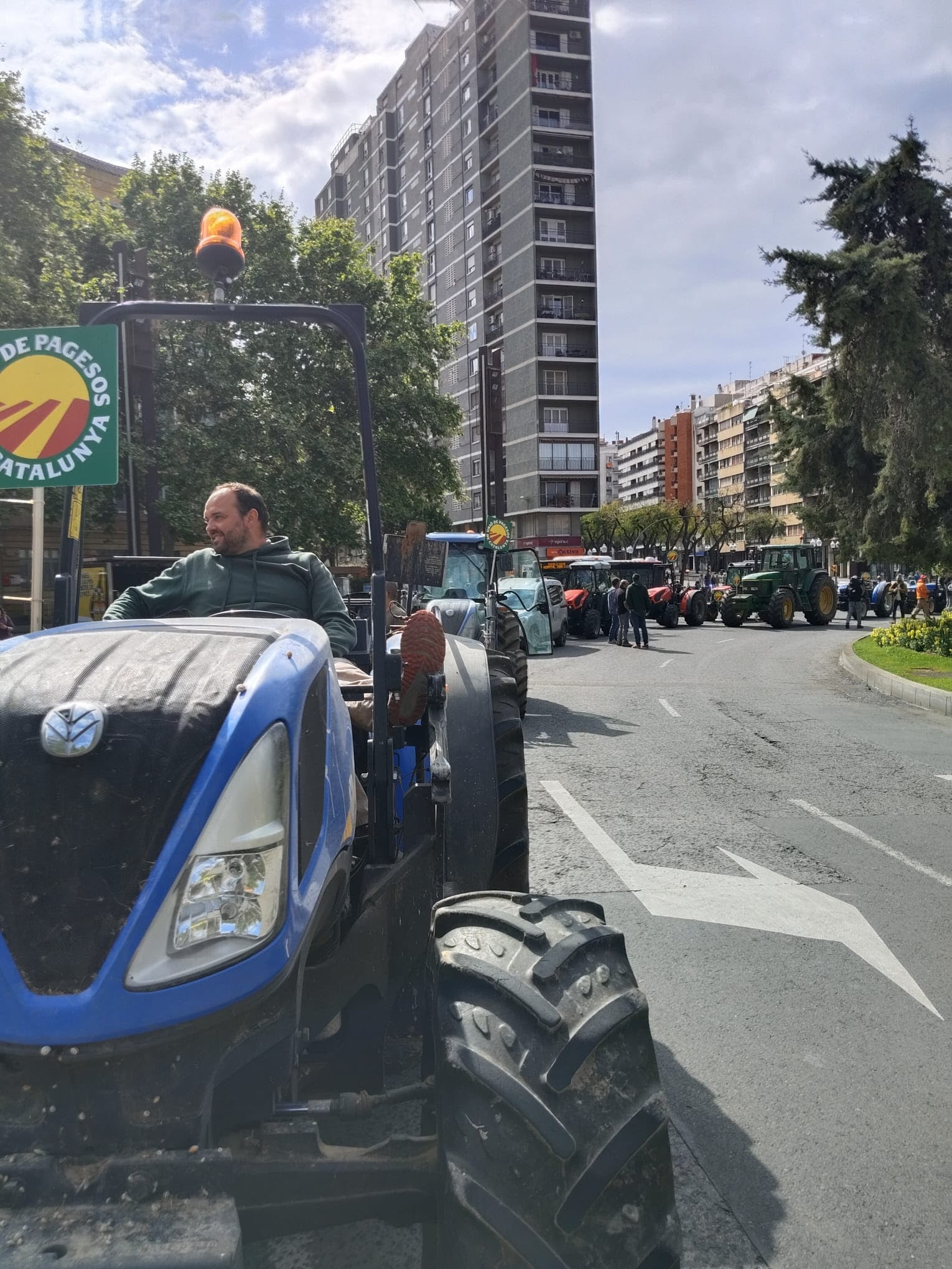 Imagen de la movilización convocada por Unió de Pagesos en el Morell (Tarragonès) para reclamar un plan que recupere el potencial productivo de los árboles afectados por sequía / Unió de Pagesos