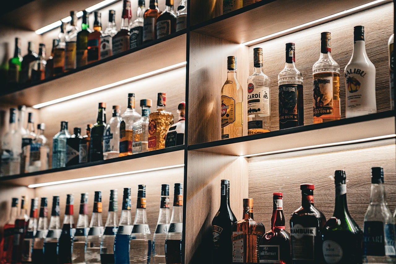 Imatge de begudes alcohòliques a la barra d'un bar / Pixabay