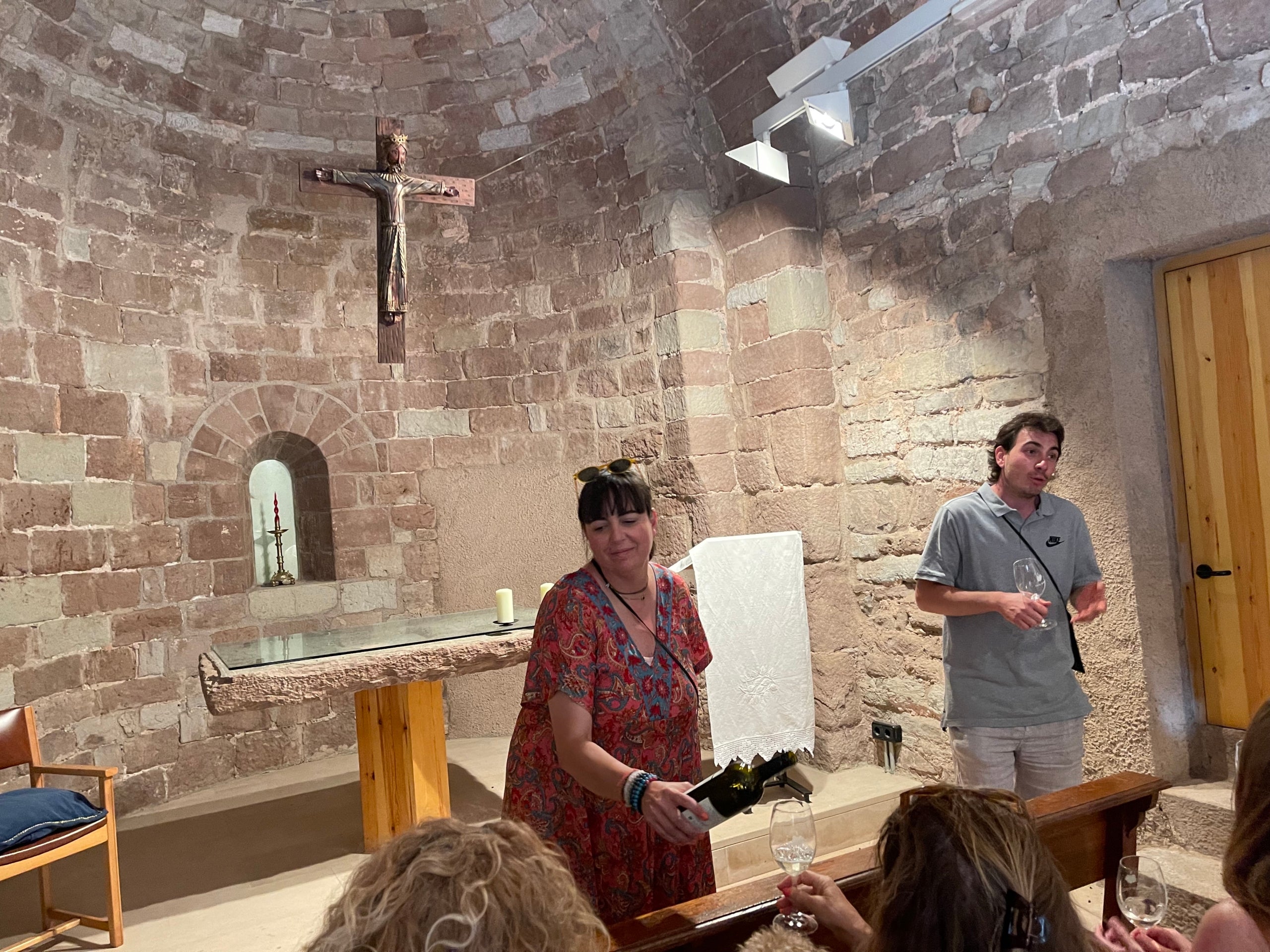 Anna y Josep sirven la degustación del Victòria dentro de la ermita de Sant Iscle i Santa Victòria/Quico Sallés