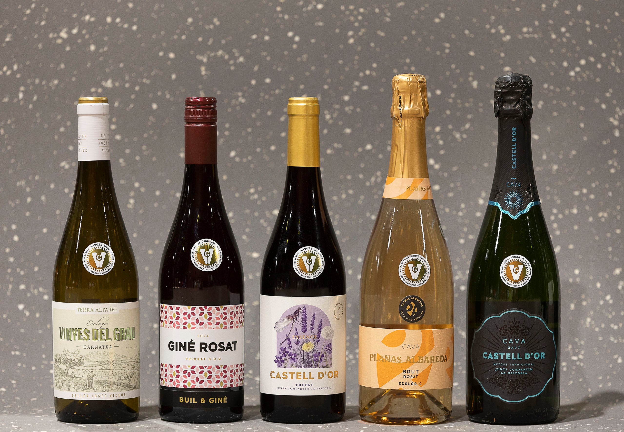Els cinc vins guardonats als Premis Vinari de vins joves del 2025 / Jordi Play