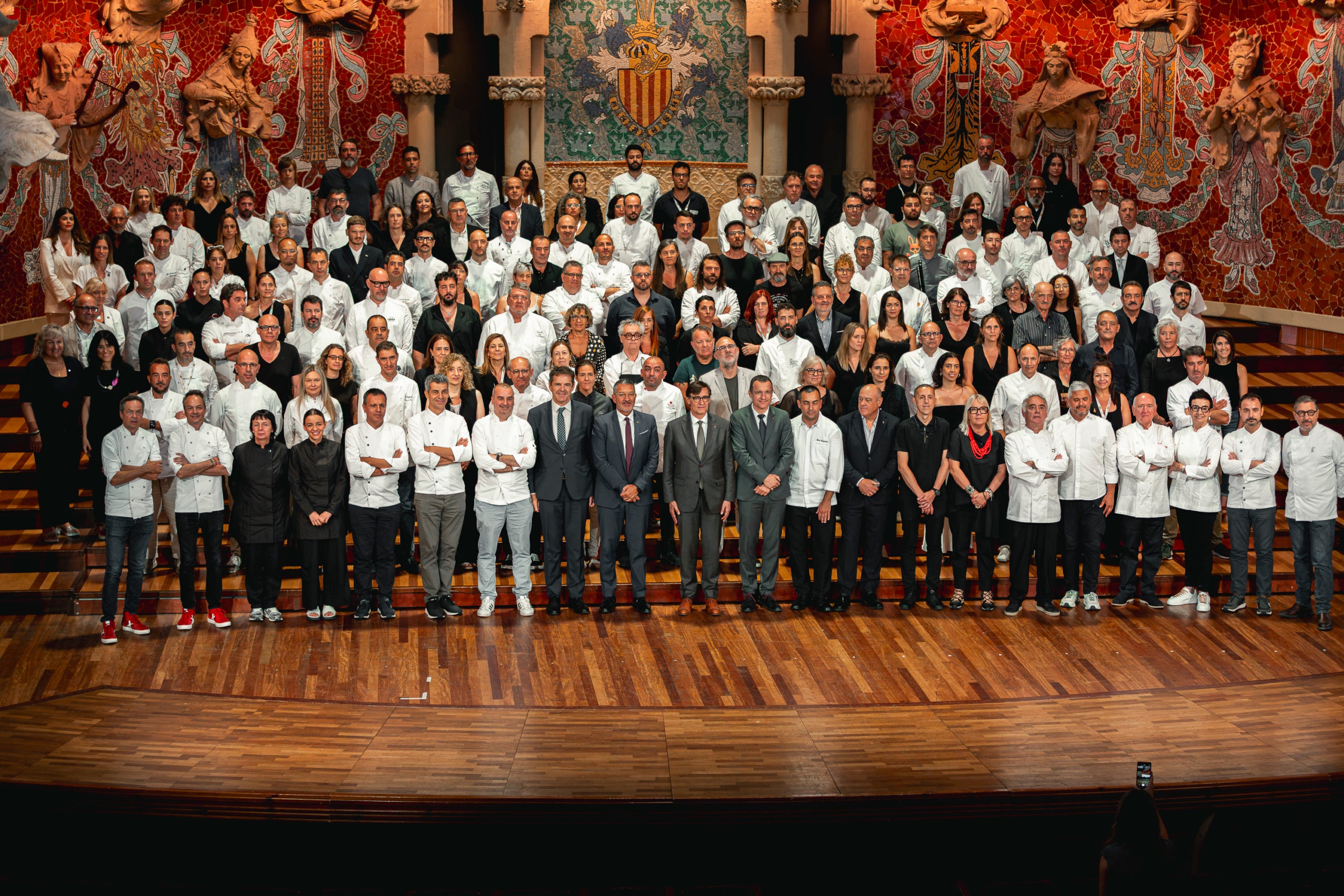 Foto de família dels professionals, autoritats i el president de la Generalitat, Salvador Illa en la presentació de la campanya “Catalunya, la millor cuina del món” / Cedida