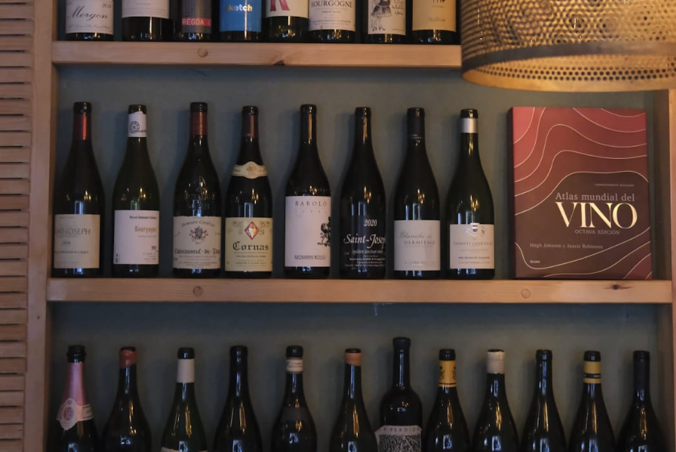 Estanteria d'ampolles de vi del 'wine bar' del barri de Sants de Barcelona, Macot / Cedida