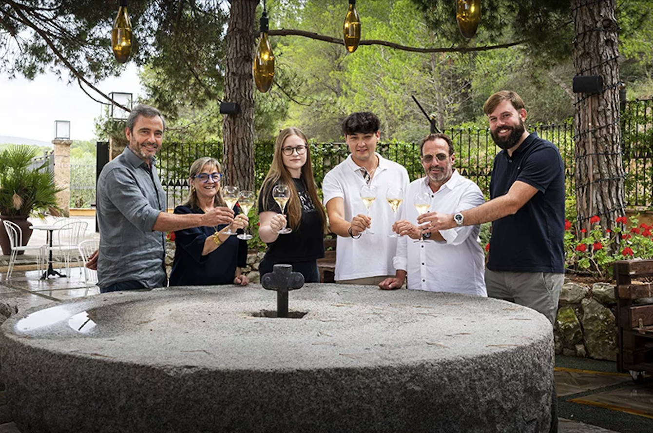 Imagen de la familia Torelló de la Bodega Kripta; el presidente de Corpinnat, Pere Llopart; y el vicepresidente de Corpinnat, Roc Gramona / Cedida