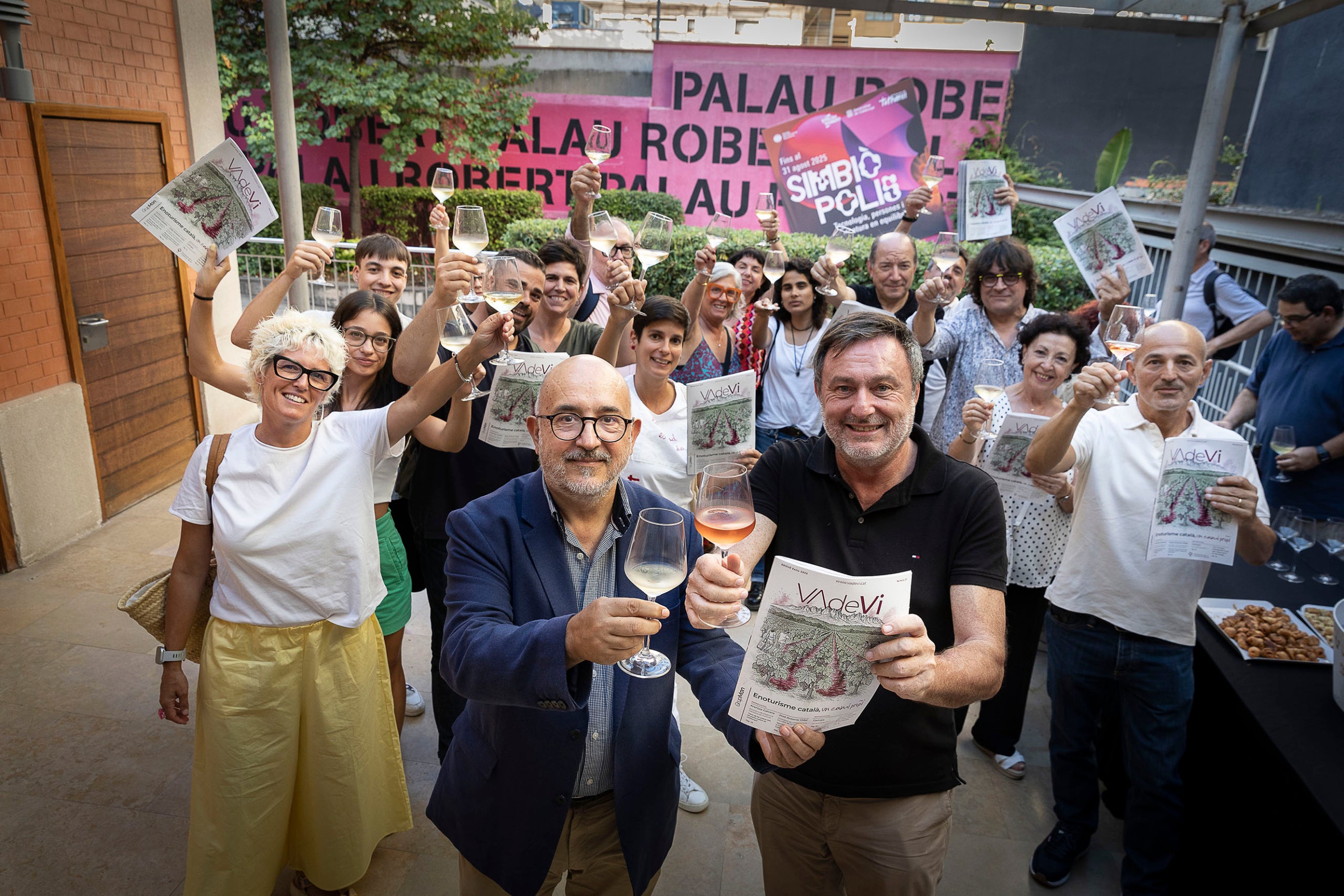 El director general de l'Incavi, Joan Gené, i l'editor del Grup Món, Salvador Cot, en l'acte de presentació de la nova revista Vadevi en paper / Foto: Jordi Play