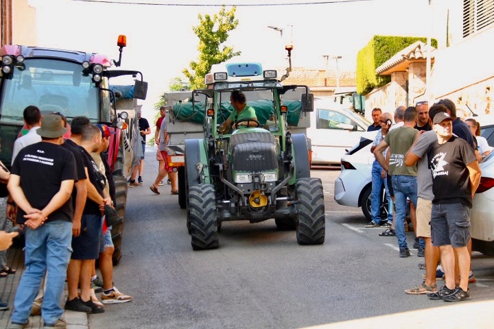 Tractor arribant al punt de concentració de pagesos davant la seu d’AECAVA a Sant Sadurní d’Anoia / ACN (Àlex Recolons)