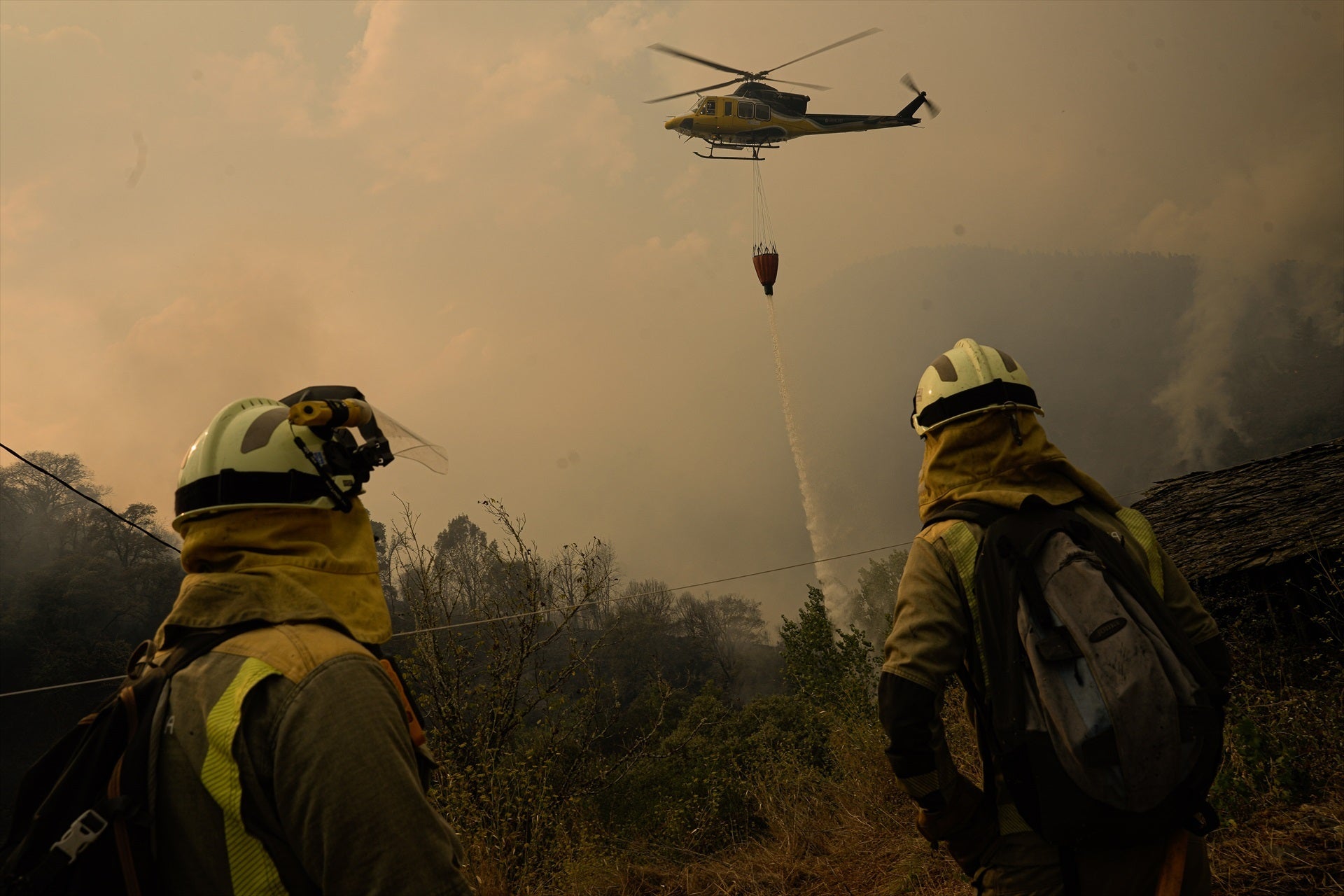 Els serveis d'emergències treballen per a extingir el foc, a 26 d'agost de 2025, en Castro de Abaixo, Lugo, Galícia (Espanya) / EP