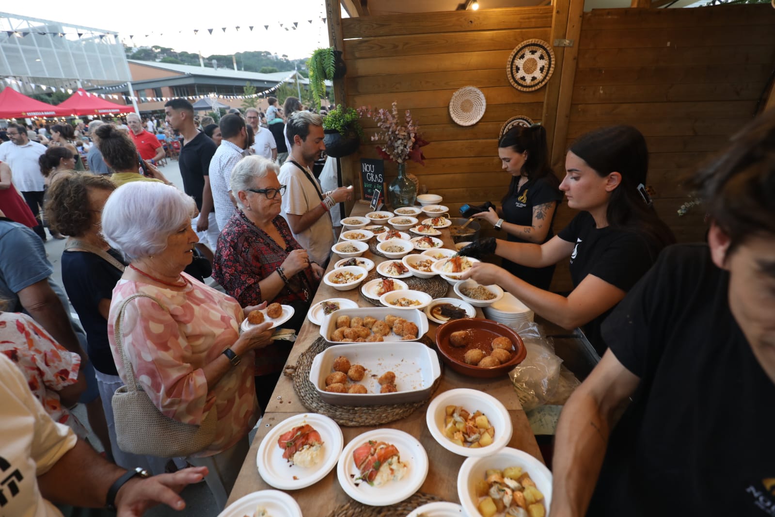 Un dels espais per menjar de la 36a Mostra Gastronòmica de Cabrils / Ajuntament de Cabrils