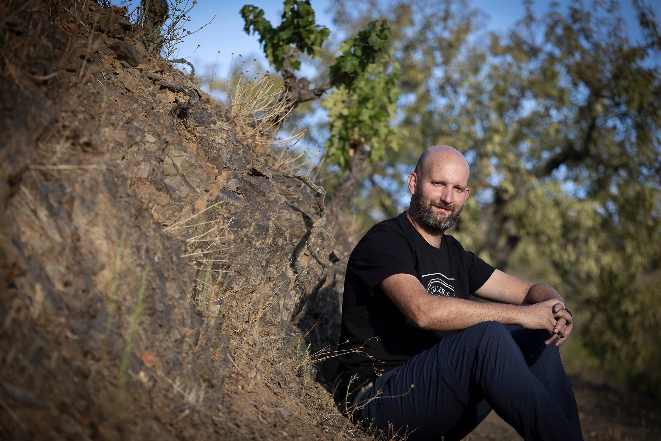 Adrià Domènech, propietario de la bodega El Petit Magatzem.
25.09.2025, Porrera

foto: Jordi Play