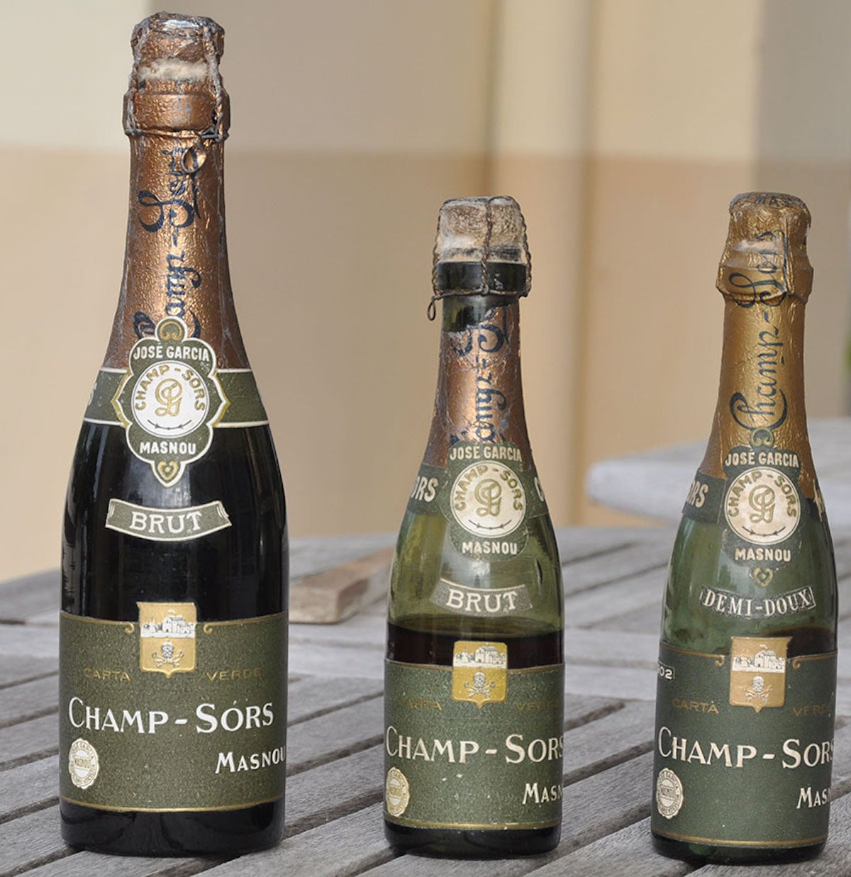 Botellas de espumoso de principios del siglo XX / Òscar Pallarès, arxiu Papers de Vi