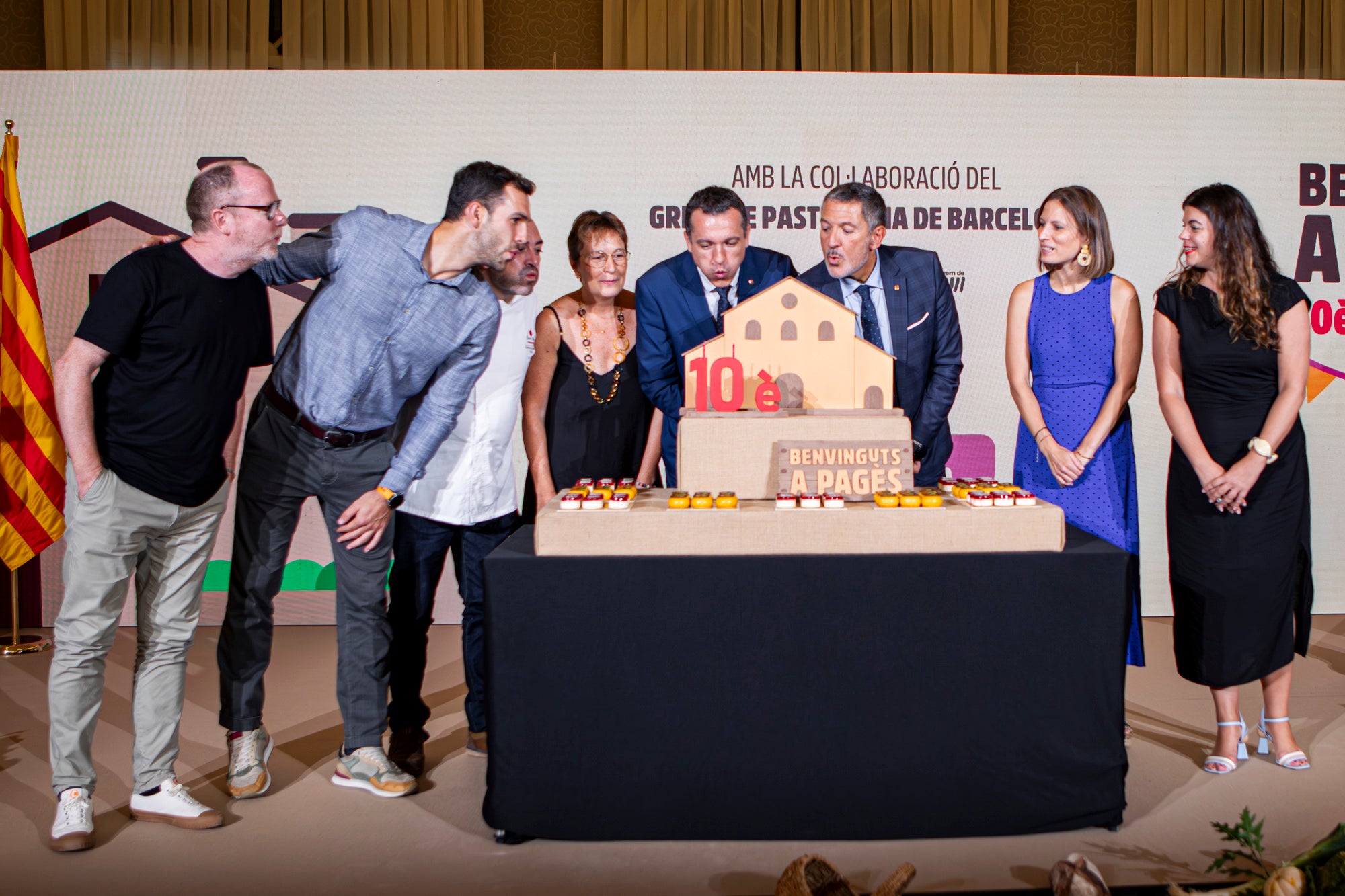 Autoridades y miembros de 'Benvinguts a Pagès' celebrando los 10 años de la iniciativa / Cedida