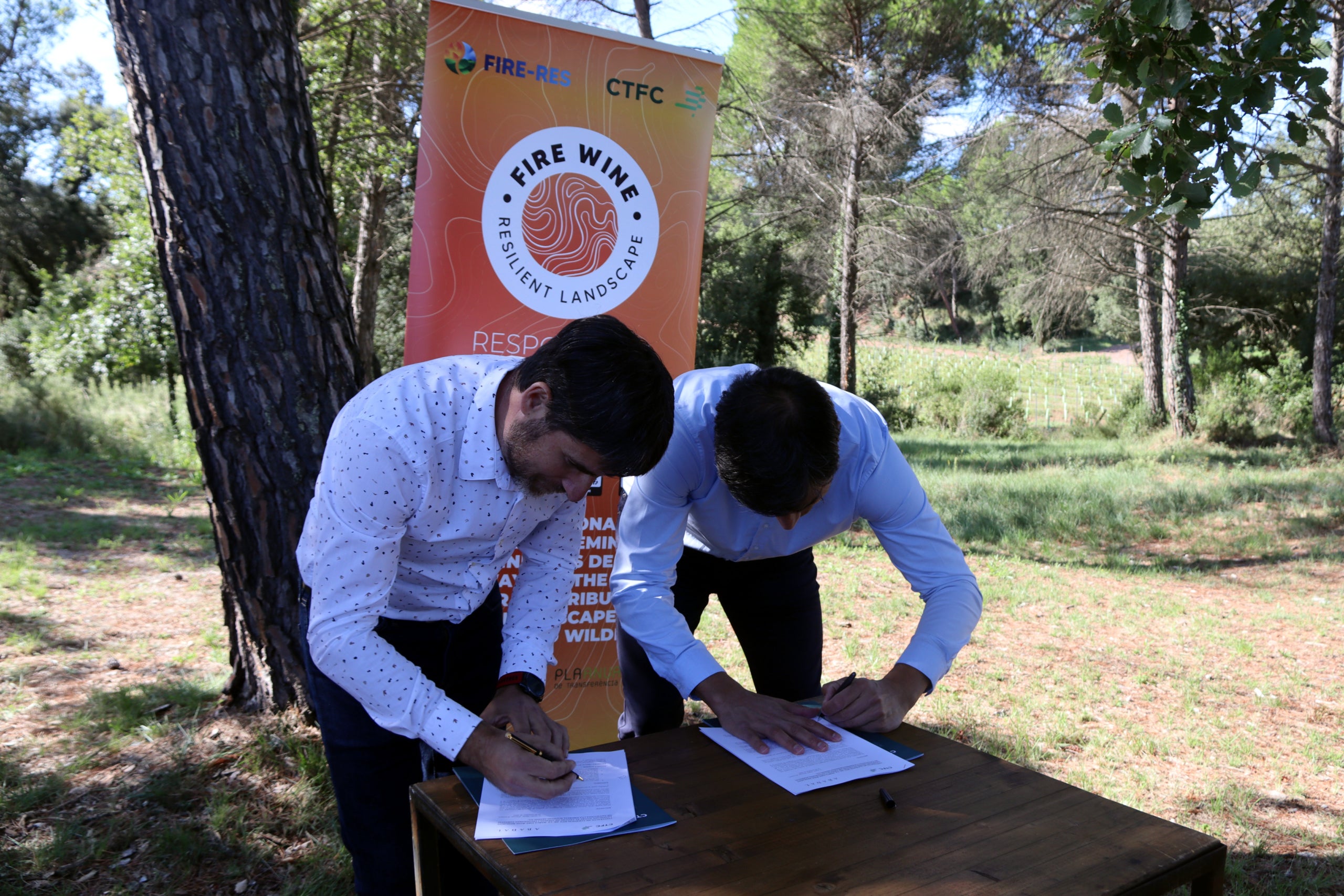 Signatura del conveni d'adhesió al segell Fire Wine entre Abadal i el CTFC / ACN (Mar Martí)