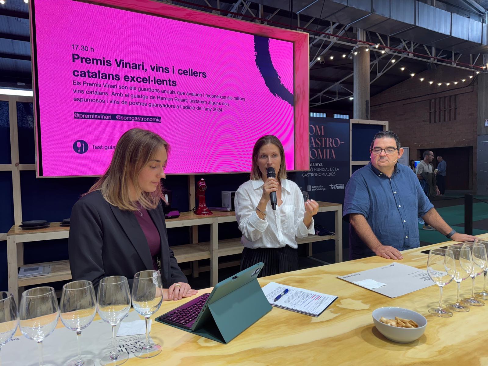 Dèlia Perpiñà, directora de Prodeca i Ramon Roset, director dels Premis Vinari durant el tast d'escumosos premiats dels Premis Vinari 2024  a la Fira Mos / Cedida