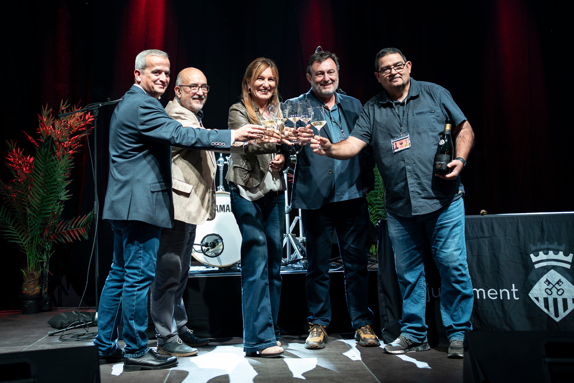 Ana María Martínez, alcaldesa de Rubí; Joan Gené, director del INCAVI; Salvador Cot, editor del Grup Món; y Ramón Roset, director de los Premios Vinari en la inauguración de la Feria del Vino de Rubí / Mireia Comas