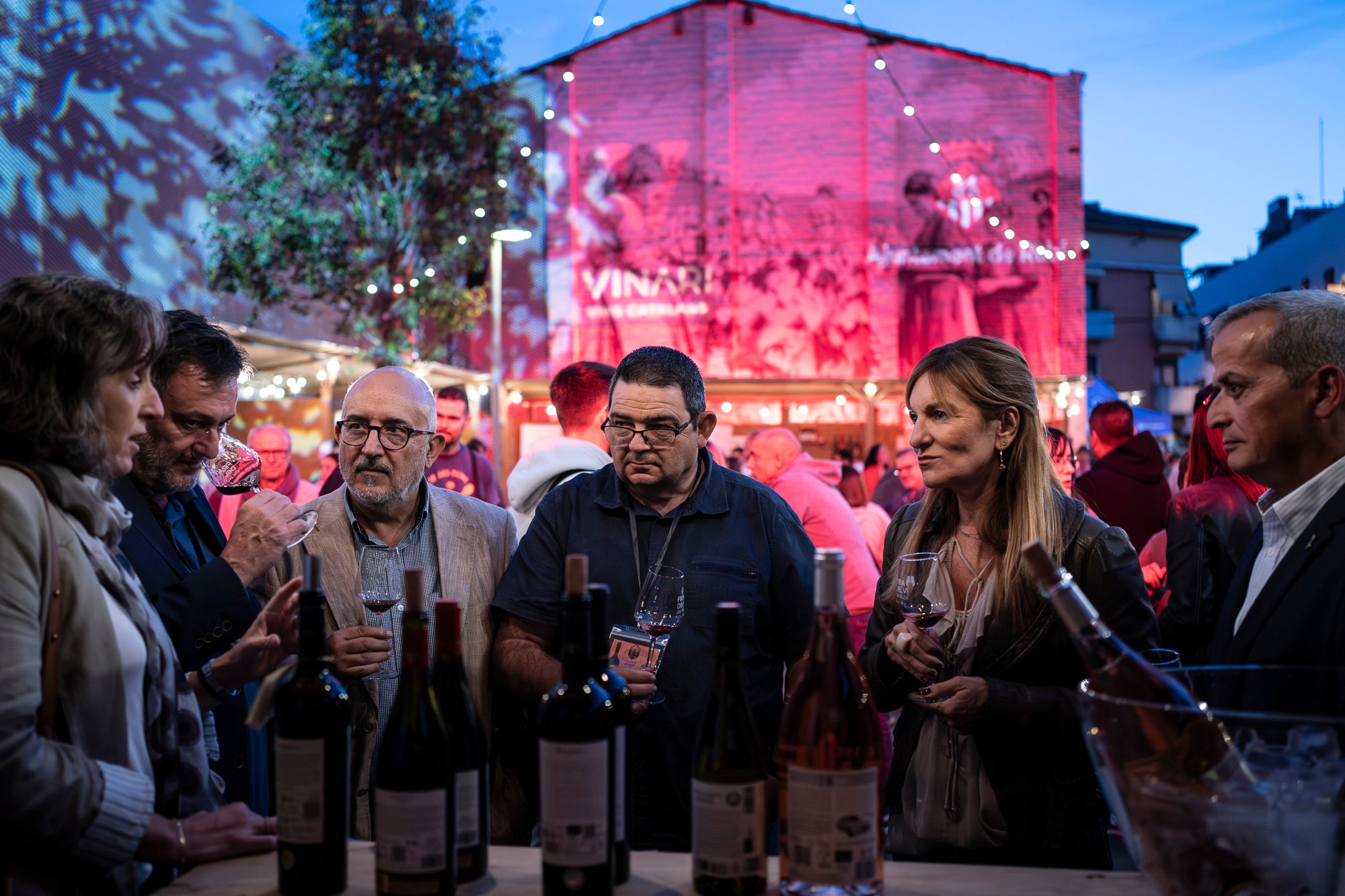 Ana María Martínez, alcaldesa de Rubí; Joan Gené, director del INCAVI; Salvador Cot, editor del Grup Món; y Ramón Roset, director de los Premios Vinari en la inauguración de la Feria del Vino de Rubí / Mireia Comas
