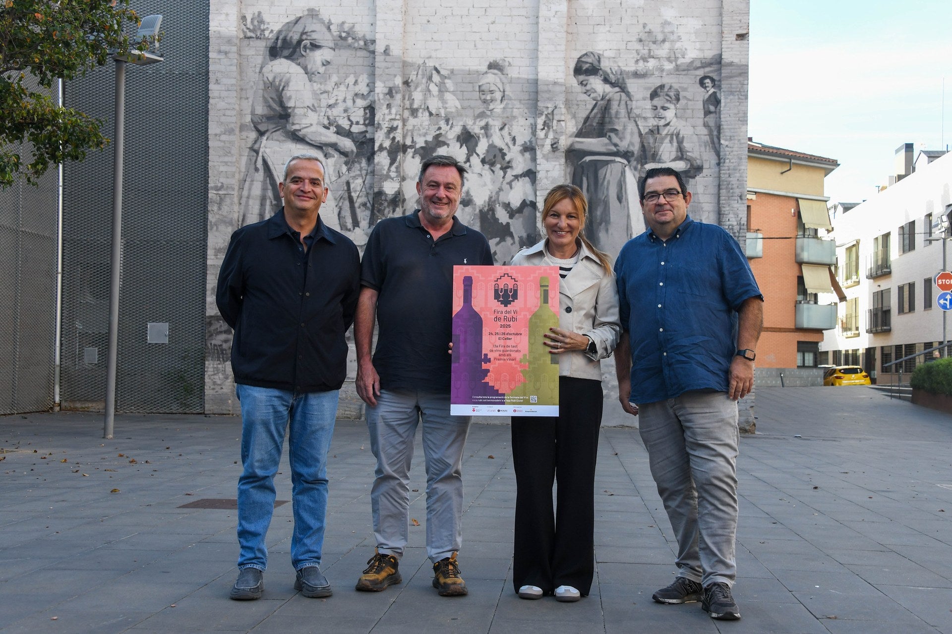 L’alcaldessa amb el regidor de Comerç, l’editor del grup El Món i el director dels Premis Vinari / Ajuntament de Rubí - Localpres