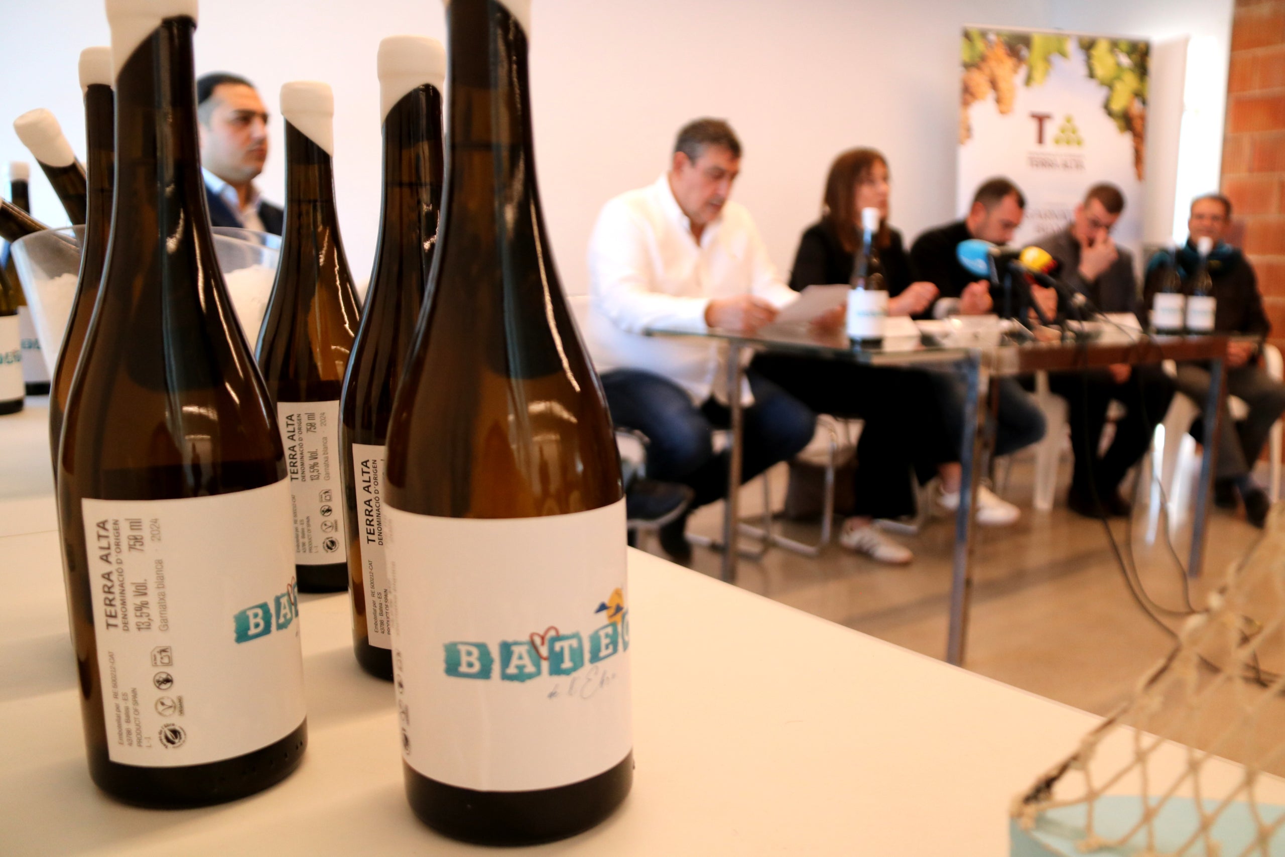 Botellas del vino solidario Batecs de l'Ebre en la presentación con alcaldes y representantes de los pueblos beneficiarios / Anna Ferràs (ACN)