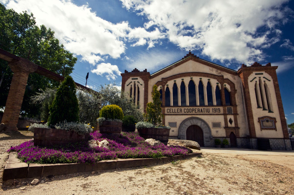 Imatge de la façana de la cooperativa Falset-Maçà, al Priorat / Cedida (DO Montsant)