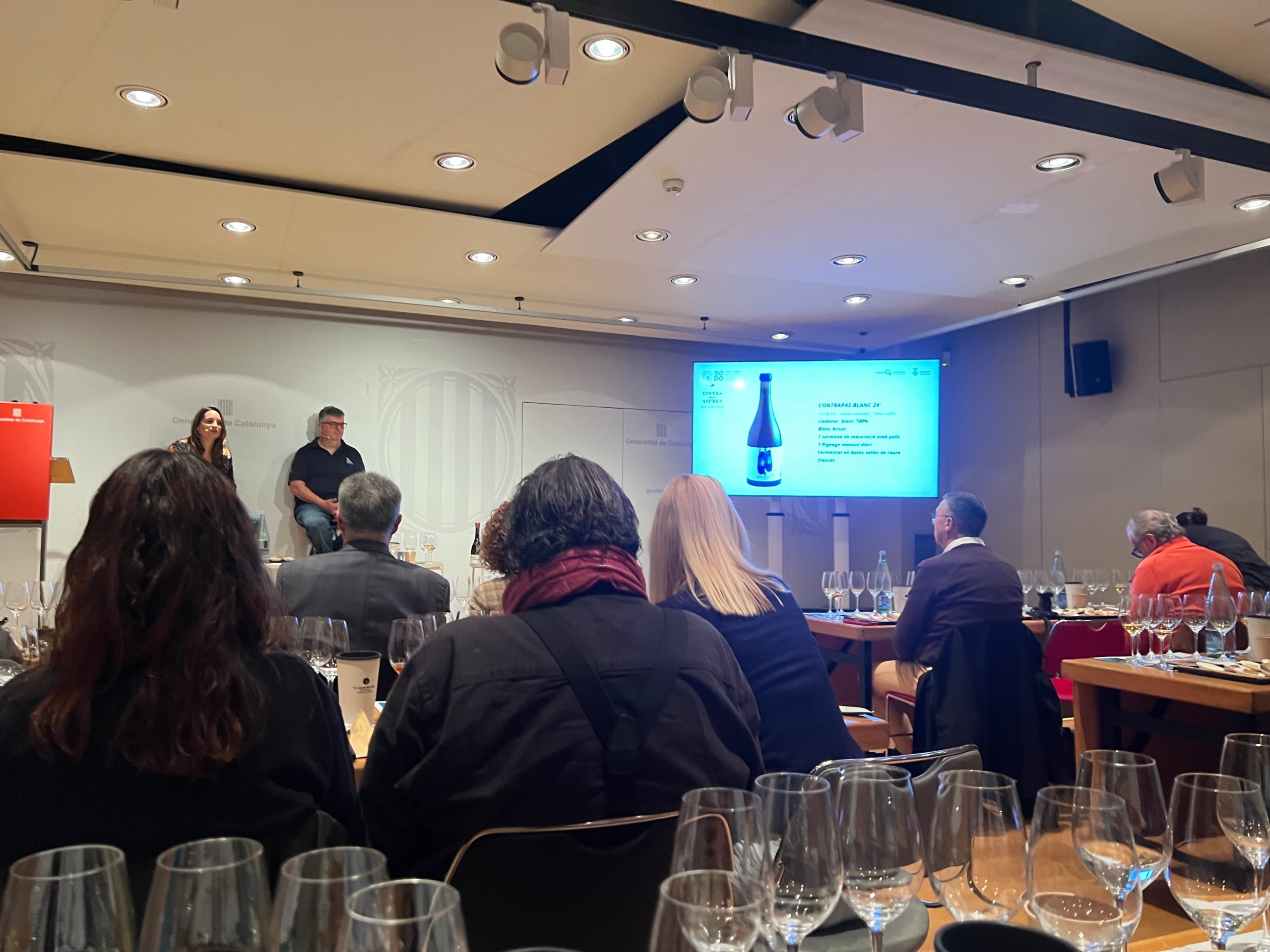 El tast maridat de vins de l'Empordà s’ha fet a les cotxeres del Palau Robert / S.C.