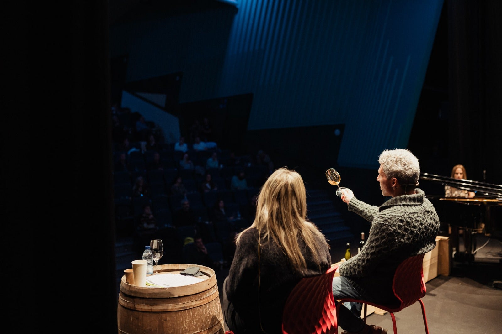 Imatge dels tastos guiats al teatre de Torelló, durant el Torelló Mountain Wines / Cedida