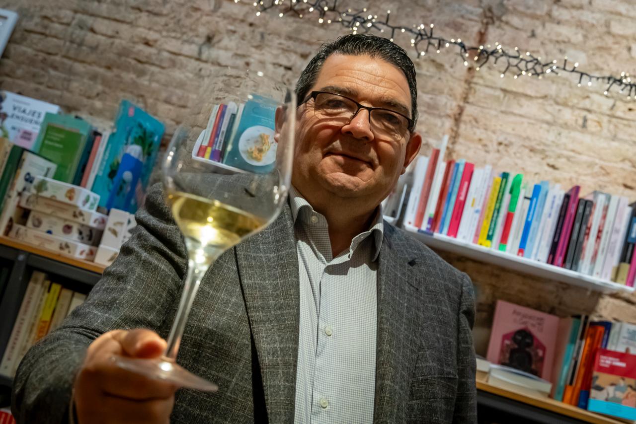 Ramon Roset, director dels Premis Vinari i autor del llibre 'Tastar sense complexos. Guia per gaudir del vi' / Cedida