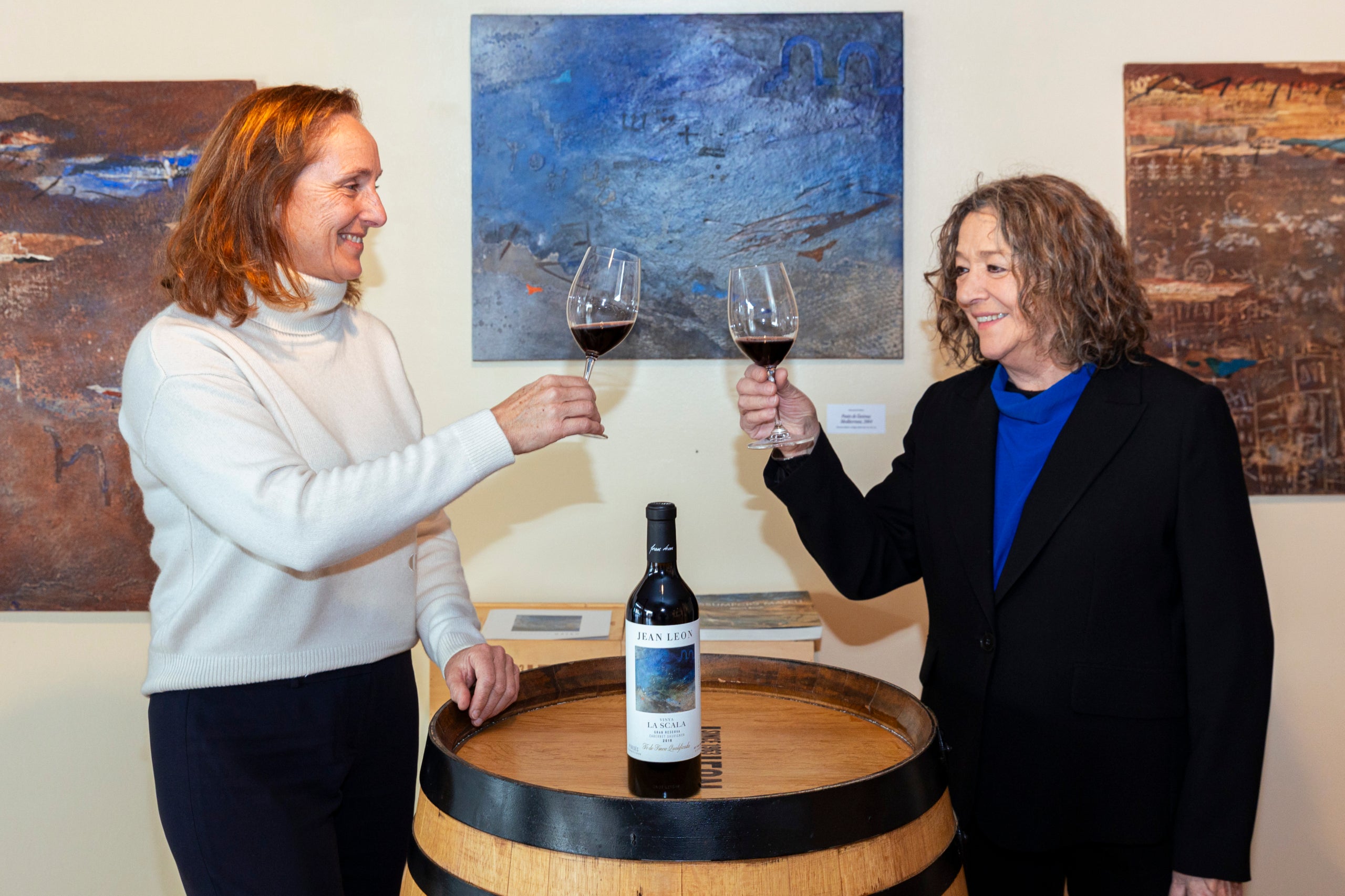 Mireia Torres, directora general de Jean Leon i Assumpció Mateu, artista i creadora de l'obra de la nova etiqueta de La Scala 2018 / Cedida