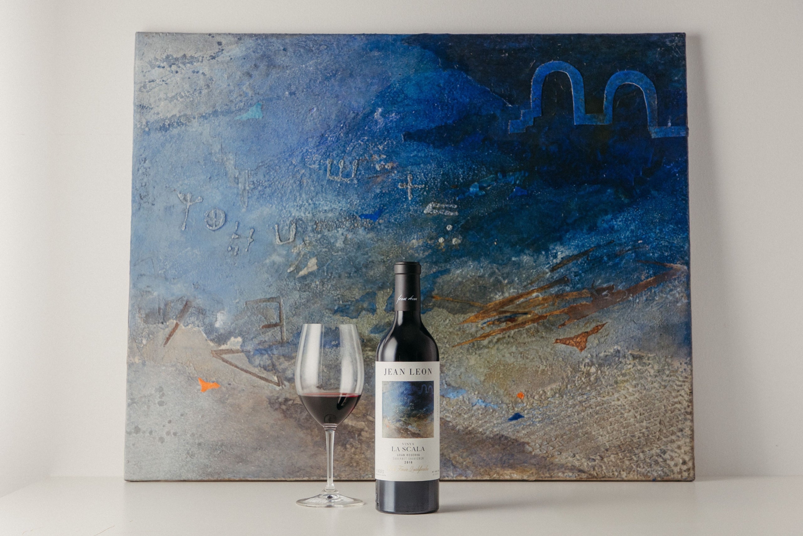 El vi La Scala Cabernet Sauvignon 2018 amb l'obra escollida per ser la seva etiqueta d'Assumpció Mateu / Cedida