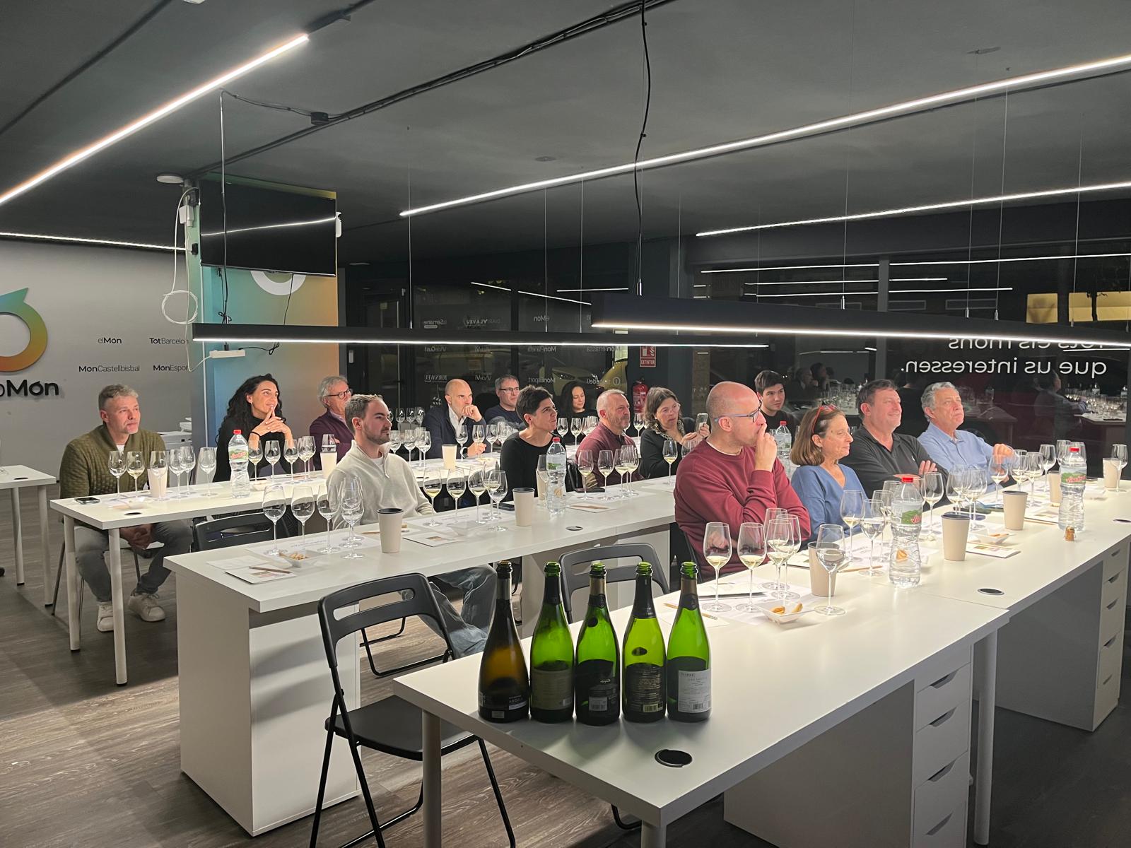 Imagen de la cata de espumosos Corpinnat en la redacción del Grup Món / J.C.