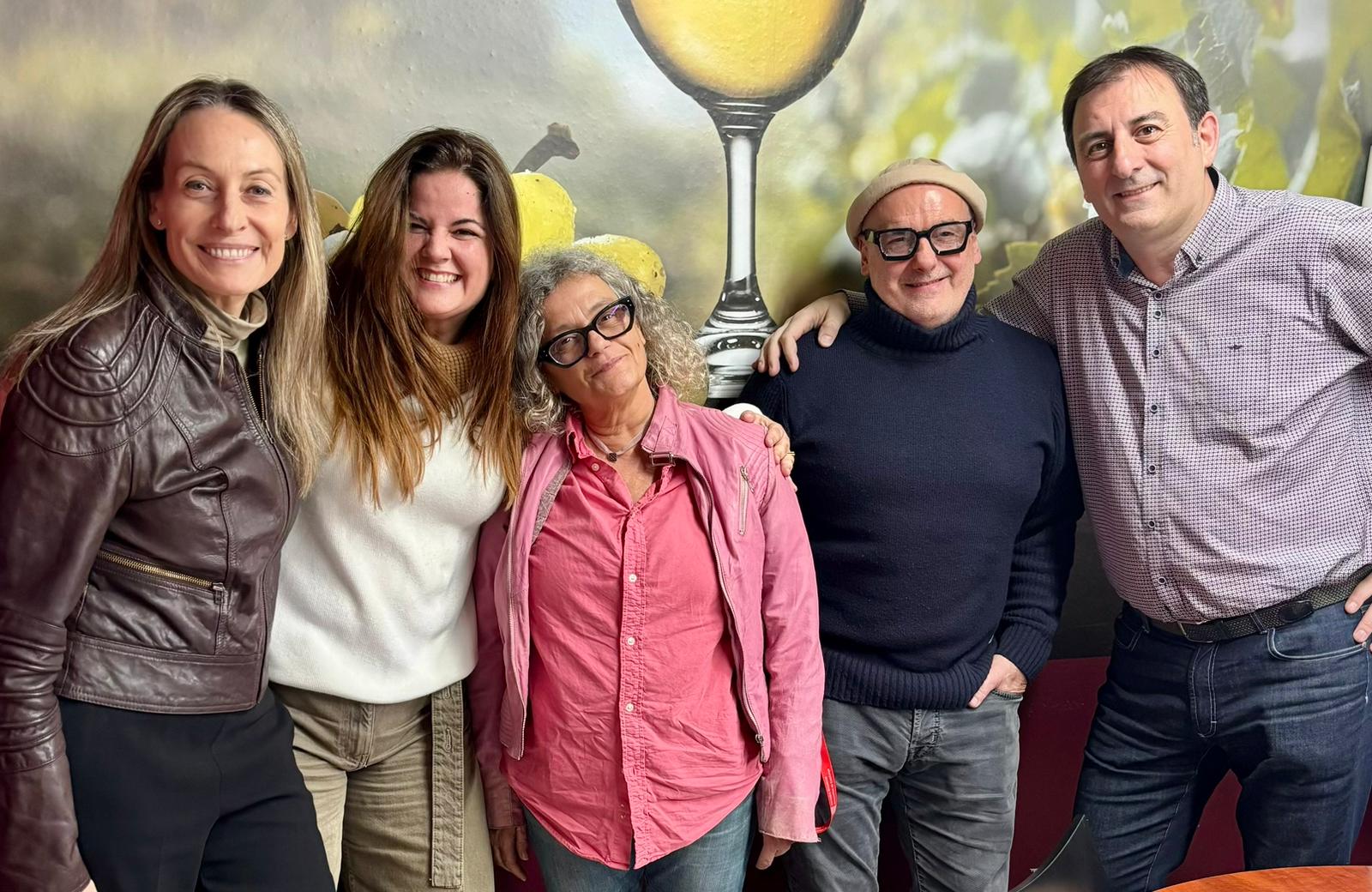 (D'esquerra a dreta) Anna Vicens, nova coordinadora dels euqips de tast de La Guia; Noelia Pacios, gerent de Wine Palace; Sílvia Naranjo, excoordinadora de La Guia; Jordi Alcover, excoordinador de La Guia; i Marc Subirós, nou coordinador de La Guia / Cedida