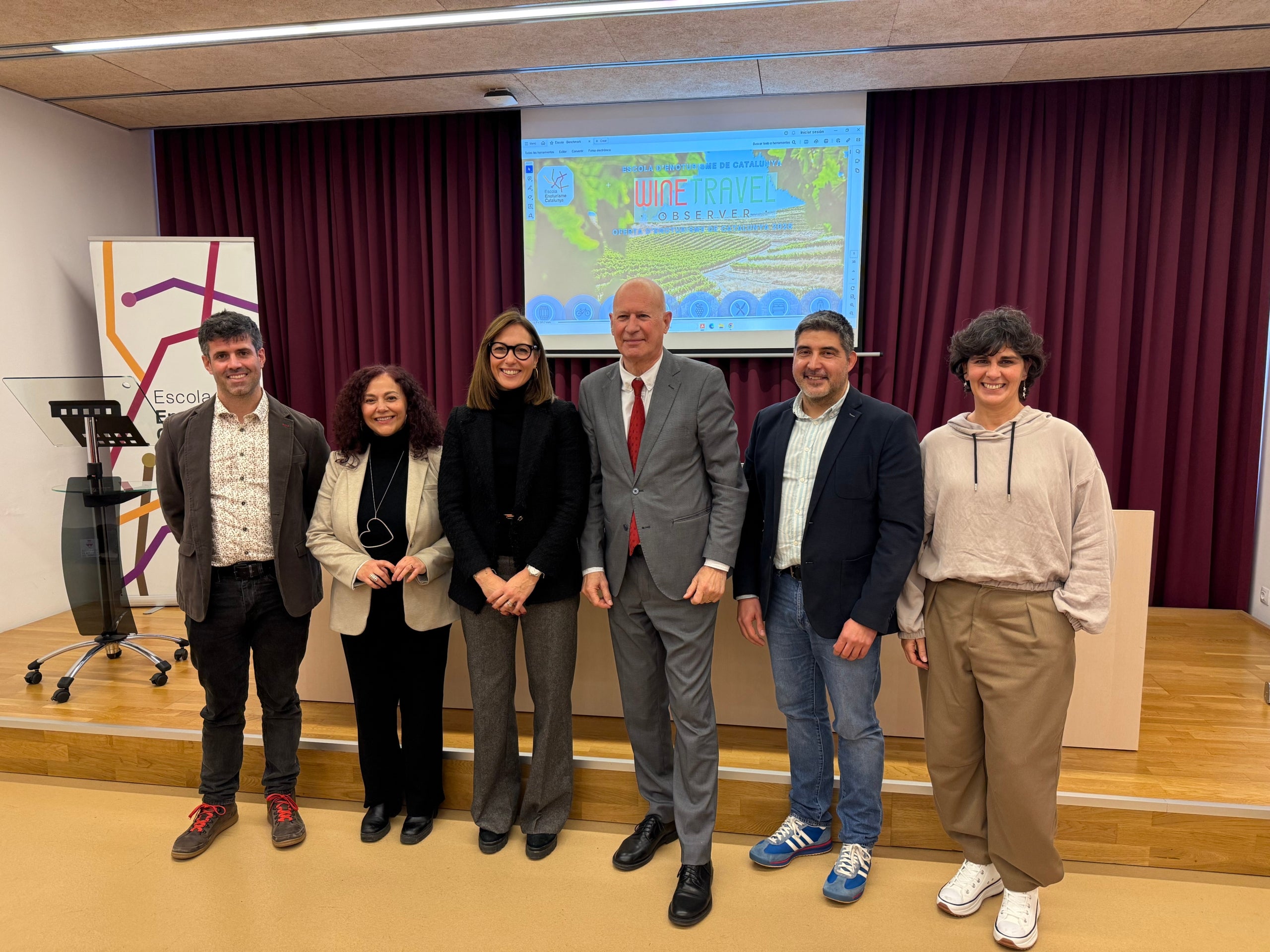 D'esquerra a dreta: Gerard Domingo, director de l'Escola d'Enoturisme de Catalunya; Ester Garcia, gerent de l’Institut Municipal de Formació de Vilafranca del Penedès; Gemma Romeu, regidora d’Educació, Turisme i Esports de l’Ajuntament de Vilafranca del Penedès; Lluís Font, director del Consorci per a la Formació Contínua de Catalunya; i Laura Fontana, orientadora de l’Escola d’Enoturisme de Catalunya en l'acte de presentació de la nova edició del Wine Travel Observer 2025 / Cedida