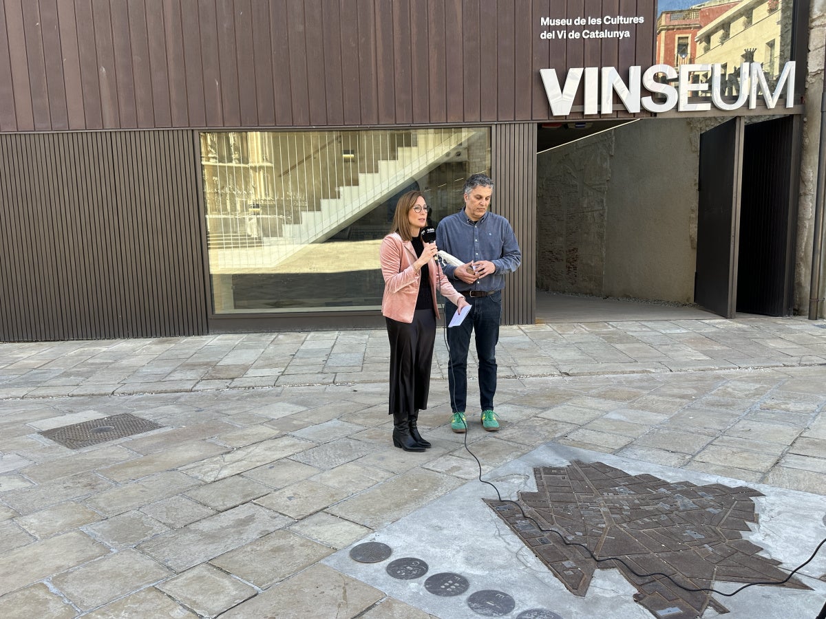 La regidora de Turisme, Gemma Romeu, i el director del VINSEUM, Xavier Fornos / Cedida
