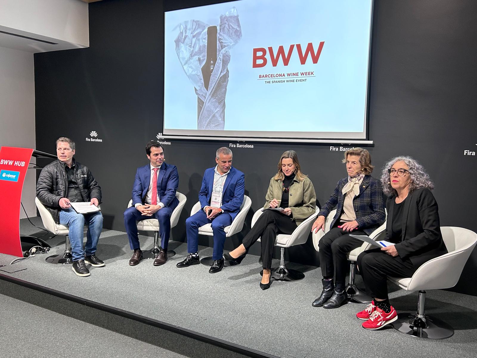 D'esquerra a dreta, Carlos Carrion, president de Paco&Lola, Elena Cifuentes, directora del departament internacional de la Federación Española del Vino, Maria Naranjo de l'ICEX i Margalida Ripoll / J.G