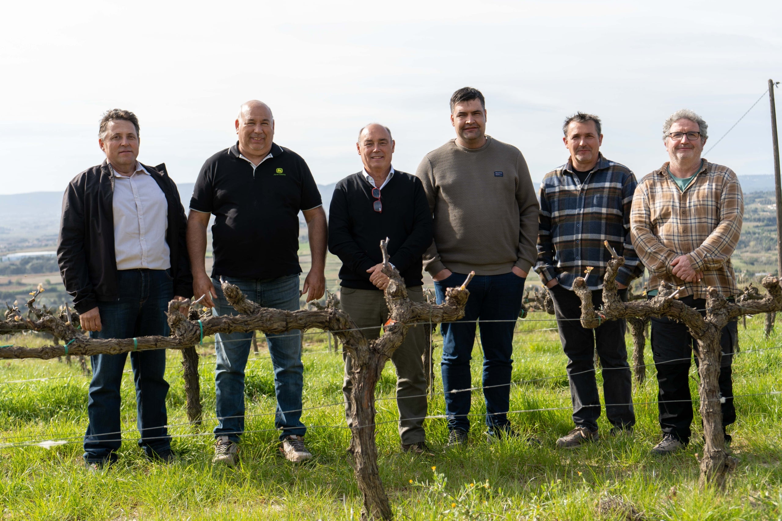 Tots els candidats titulars i suplents de l’Associació de Viticultors del Penedès (AVP) a les vocalies de viticultors independents de les pròximes eleccions de la DO Cava són: Joan Colomer Fortuny (Llorenç del Penedès), amb Josep Anton Vendrell Anglès (Subirats) com a suplent a la vocalia 1; Joaquim Mallofré Sogas (Santa Margarida i els Monjos), amb Josep Guilamany (Torrelles de Foix) com a suplent a la vocalia 2; i Andreu Piñol Fernández (El Pla del Penedès), amb Francesc Pascual Subirana (Gelida) com a suplent a la vocalia 3 / Cedida