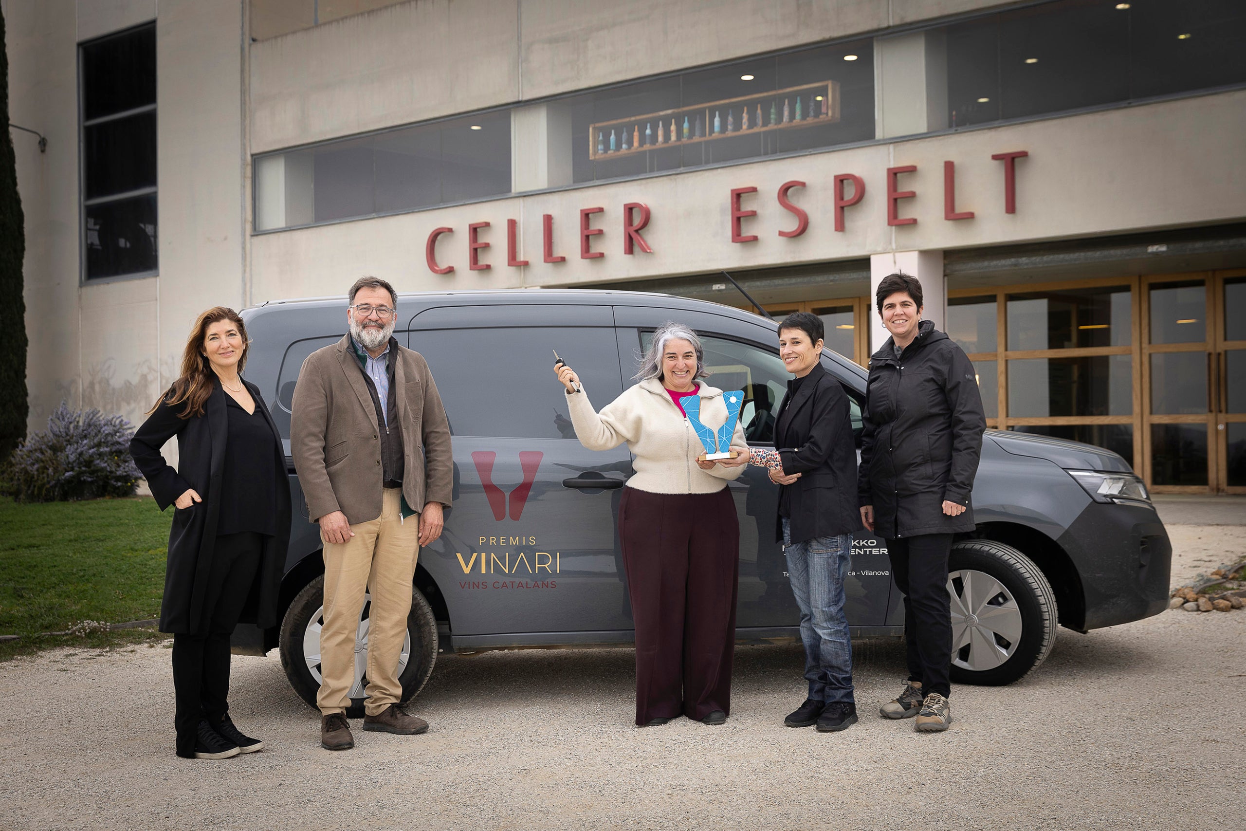 Anna Espelt, viticultora a Espelt viticultors, rep el Premi Vinari Nissan al millor projecte ecològic de la mà de Joan Nicolàs, responsable NIKKO Center, i Victoria Maluf, delegada vendes Nissan Motor España.
25.02.2026, Vilajuïga

foto: Jordi Play per a vadevi.