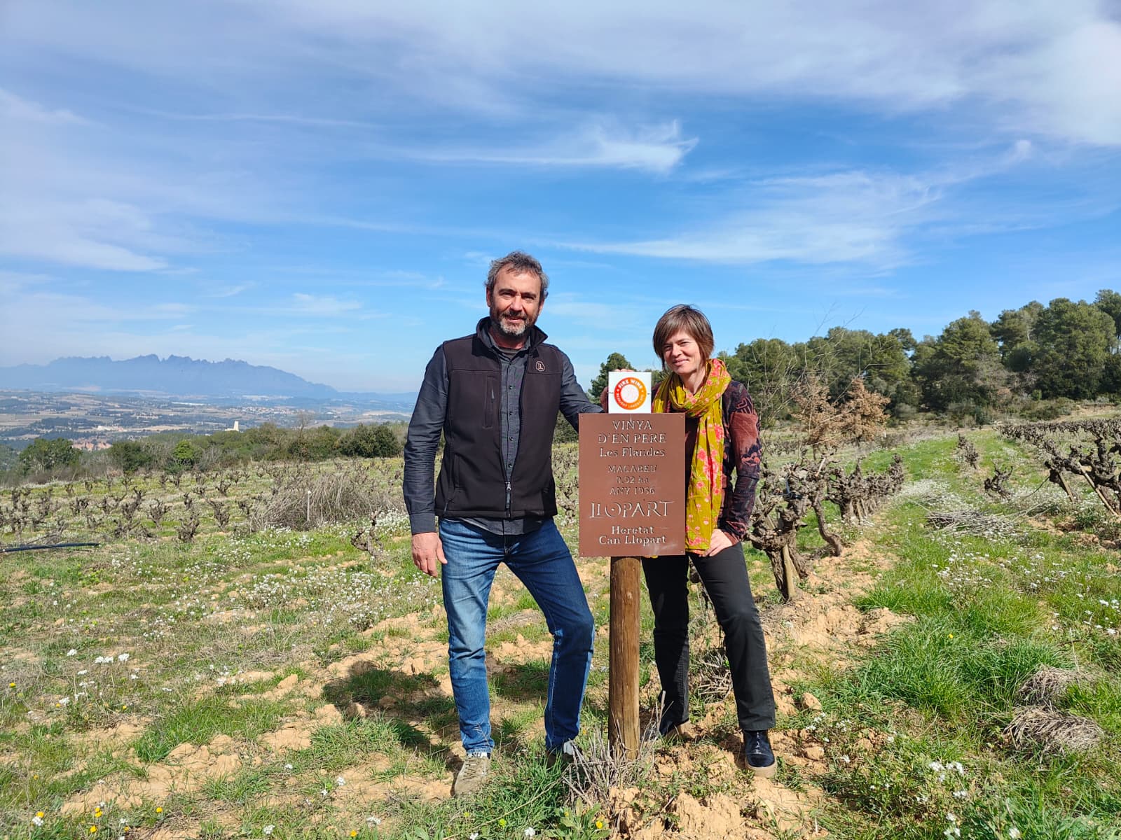 Pere Llopart, director tècnic de Llopart, i Soazig Darnay, coordinadora de Fire Wine, en una de les vinyes de la finca / Cedida