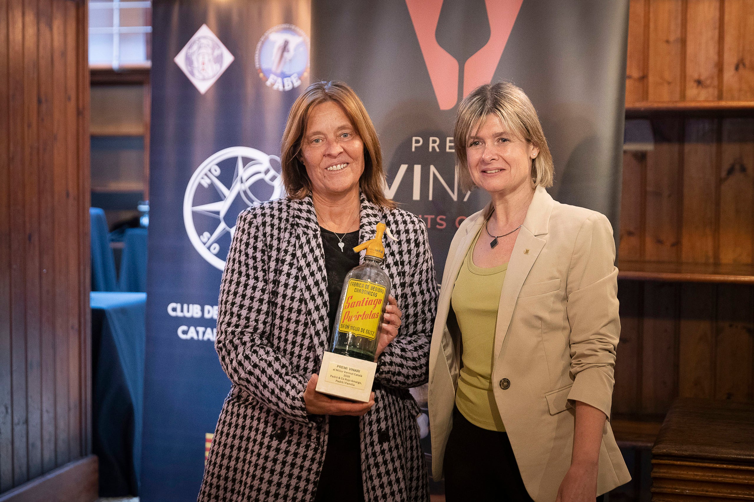 Montse Bové, de Padró & Co i la regidora de Projecció de Ciutat a Reus, Noemí Llauradó en l'acte de lliurament dels Premis Vinari dels Millors Vermuts Catalans.
27.03.2026, Reus

foto: Jordi Play / Premis Vinari