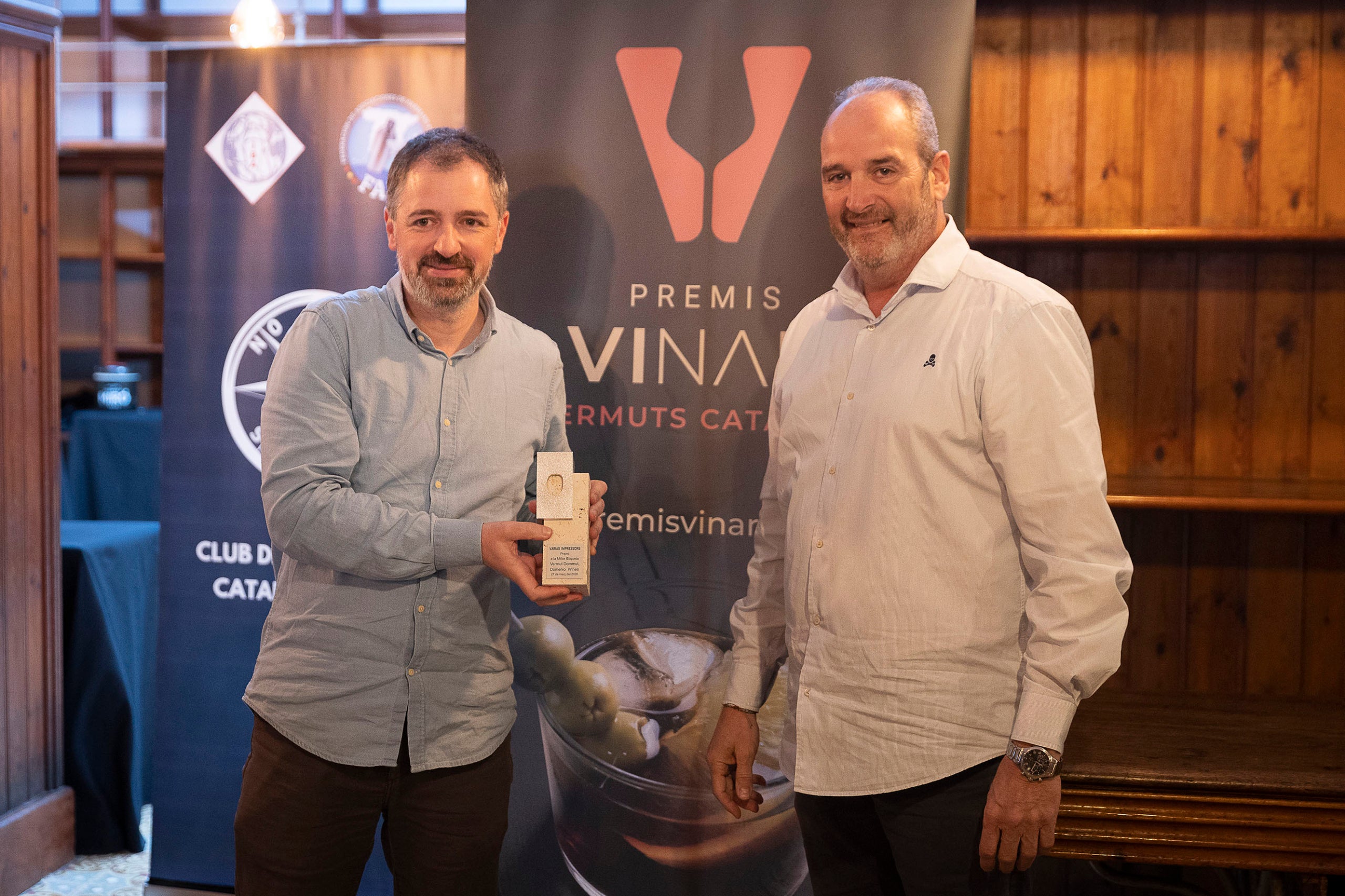 Josep Almirall, del celler Domenio amb Josep Varies, director de Gràfiques Varias durant l'acte de lliurament dels Premis Vinari dels Millors Vermuts Catalans.
27.03.2026, Reus

foto: Jordi Play / Premis Vinari