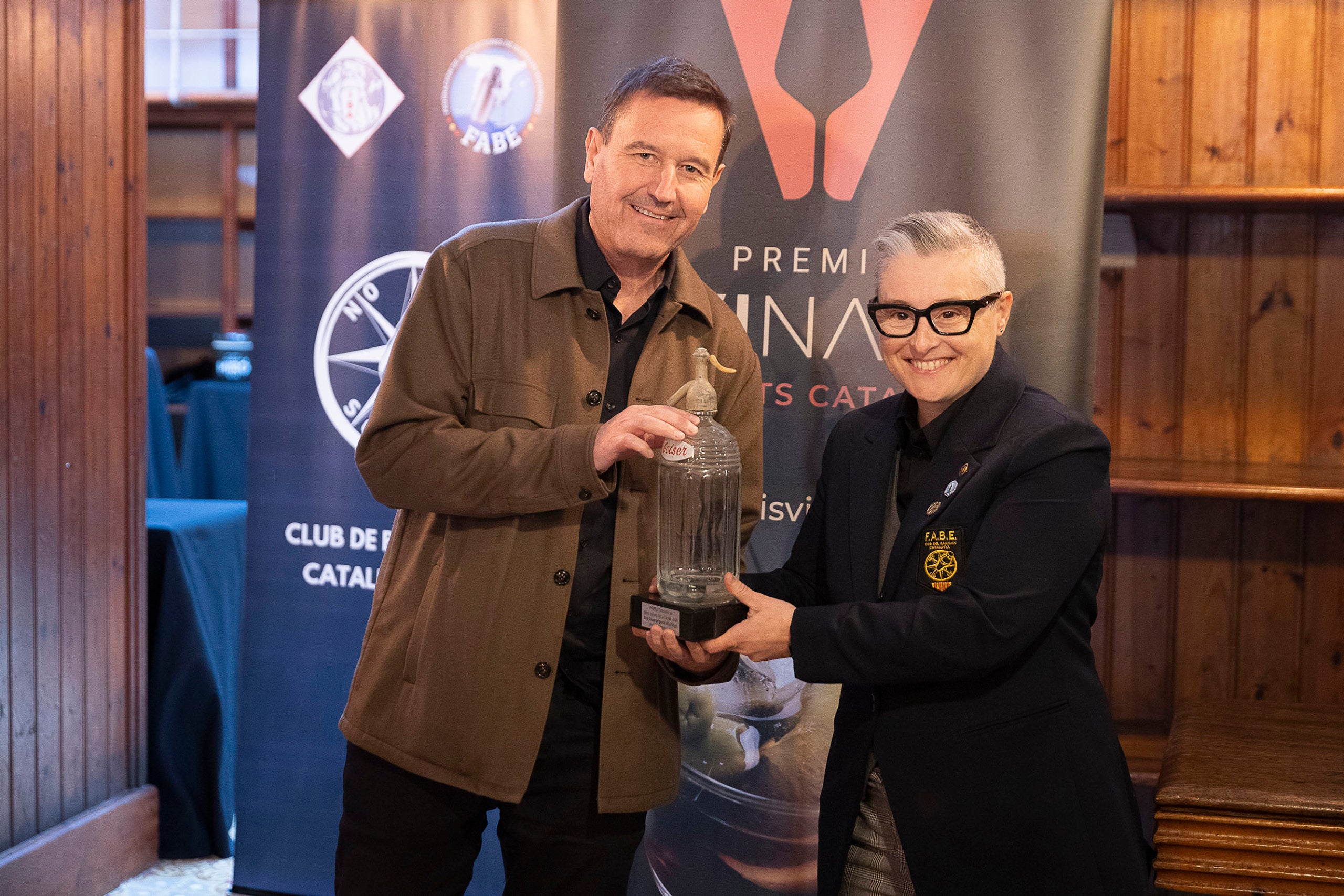 Alex Illa, director de la bodega Priorat B&D Lab y Mariona Vilanova, presidenta del Club de Bartenders de Cataluña durante el acto de entrega de los Premios Vinari de los Mejores Vermuts Catalanes.
27.03.2026, Reus

foto: Jordi Play / Premios Vinari